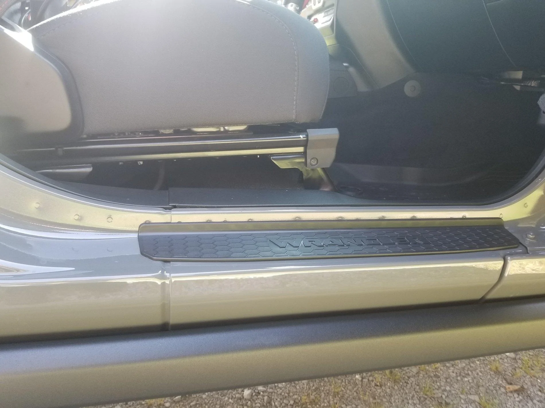Jeep Wrangler JL Rock chips thrown from oversized tires?  No problems. 20190723_162223