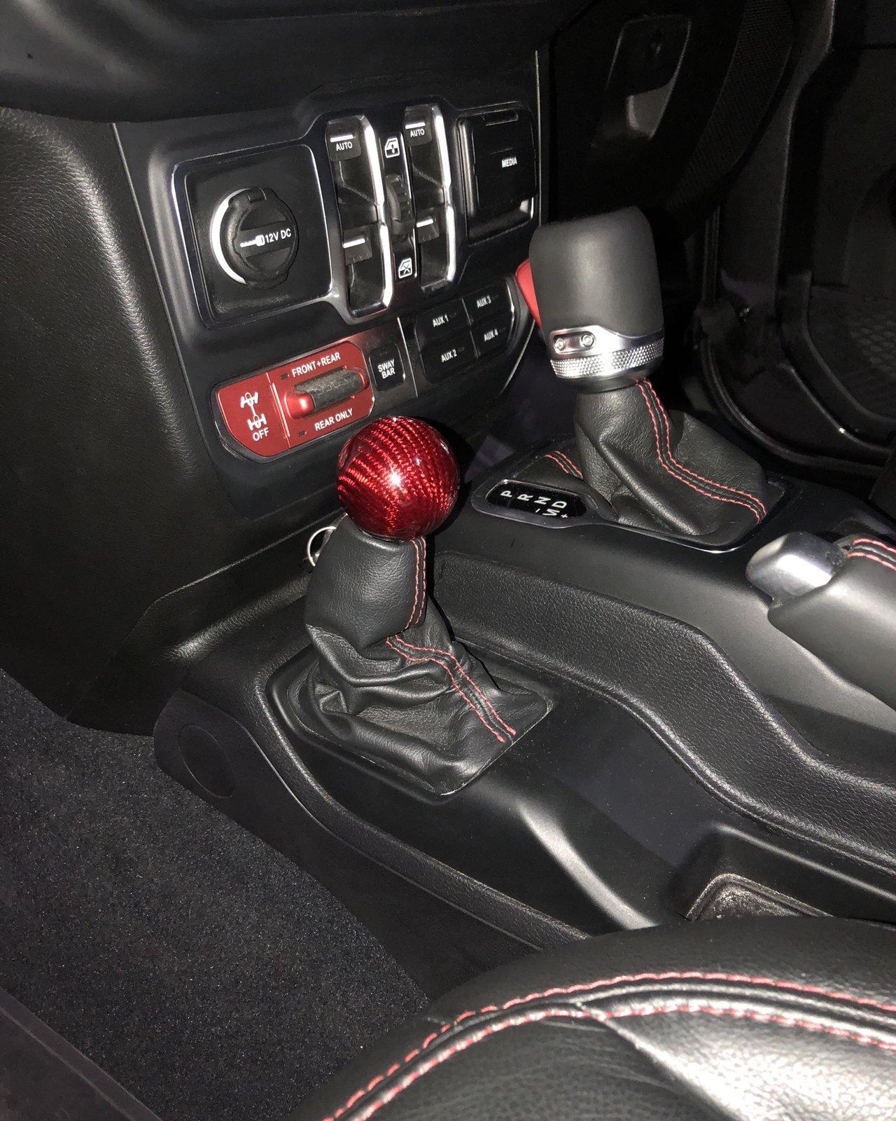 Jeep Wrangler JL Transfer case shifter knob removed. F5904244-BF4F-49CF-968C-027300040397