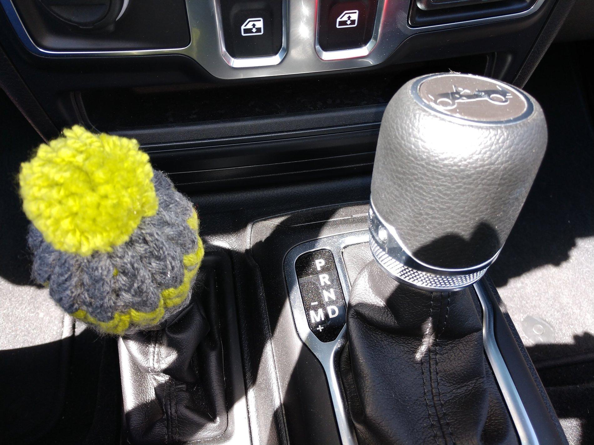 Jeep Wrangler JL Transfer case shifter knob removed. IMG_20190701_153259693