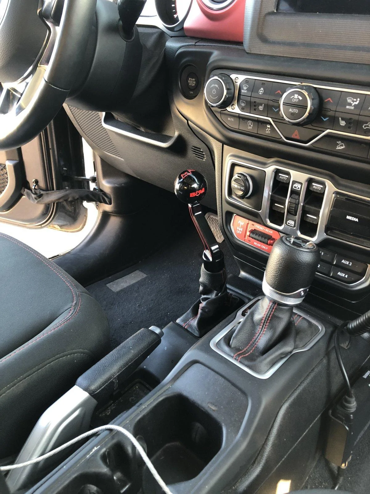 Jeep Wrangler JL Transfer case shifter knob removed. IMG_7735