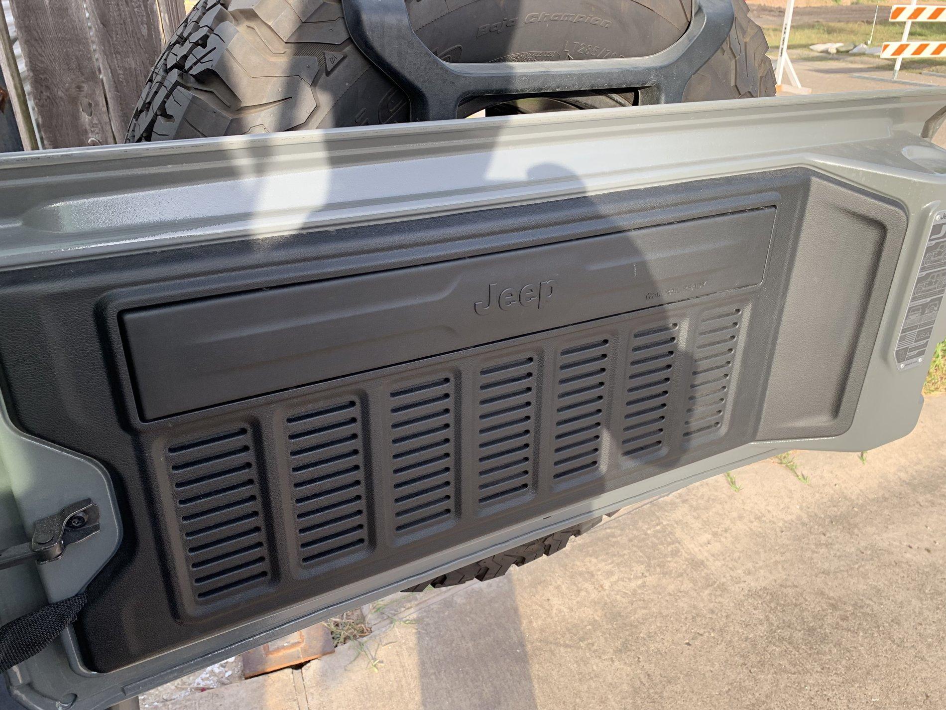 Jeep Wrangler JL Outback Adventures TRAILGATER tailgate table IMG_1321