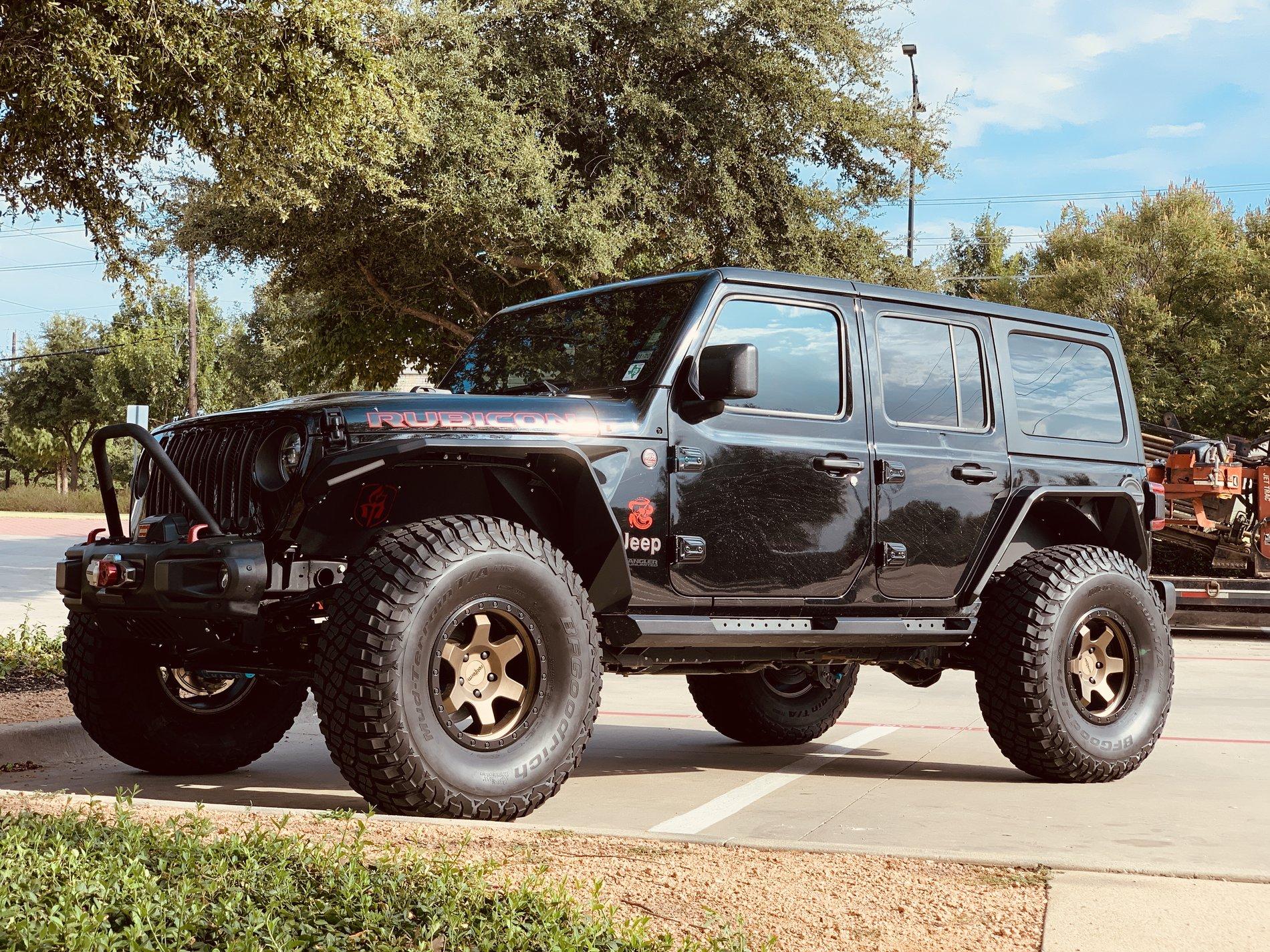 Jeep Wrangler JL Road Armor Stealth Inner and Outer Flares Installed B0C1D9F6-2B68-4DA9-ABA6-1FA8688CF25E