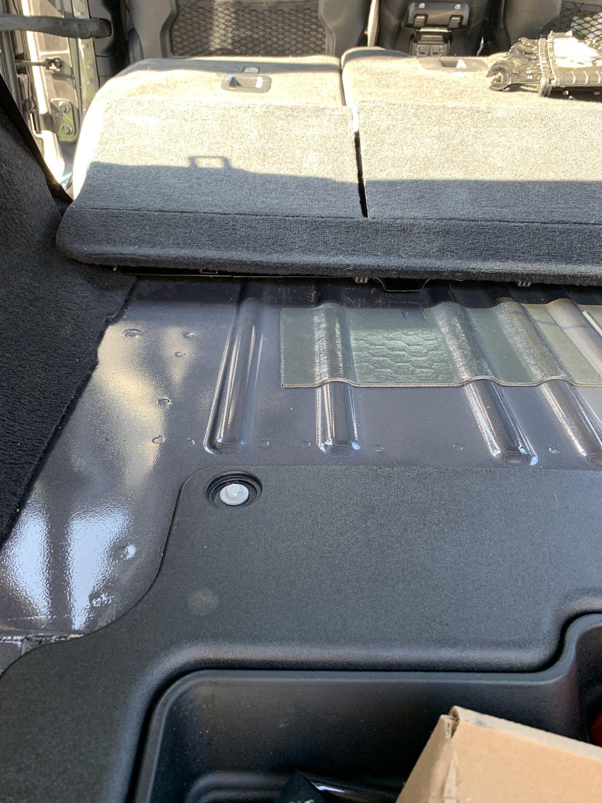 Jeep Wrangler JL Trying to remove this 6EFD8E5C-577C-4EDC-B2D0-81D78A83C2C8