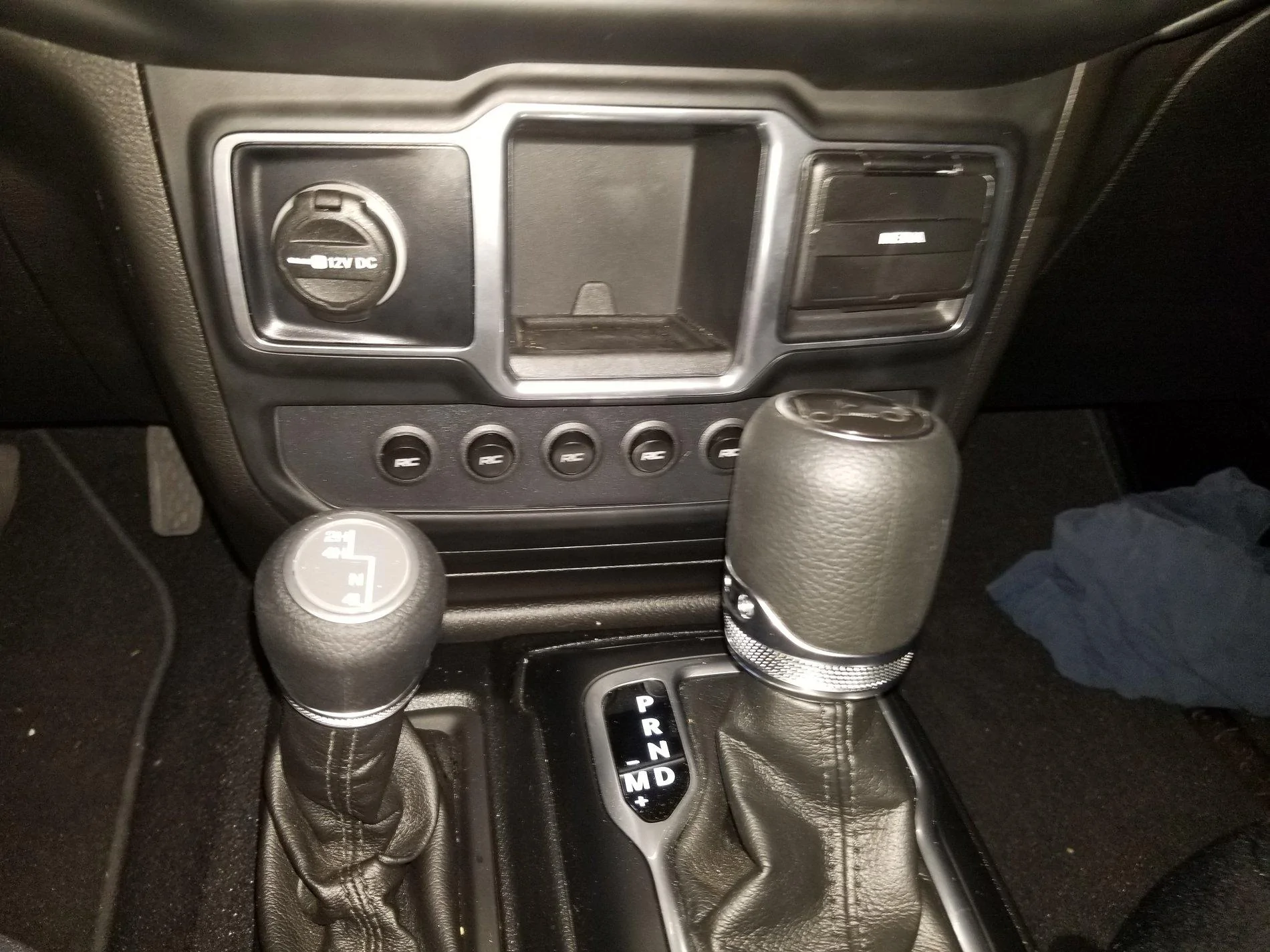 Jeep Wrangler JL Aux Switch location 20190817_194056