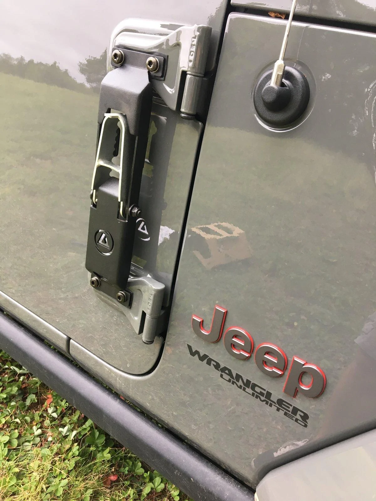 Jeep Wrangler JL Stuck Door Hinge Bolt Issue BBE92435-A3C7-4A30-BA19-5A7DDC9CB10A