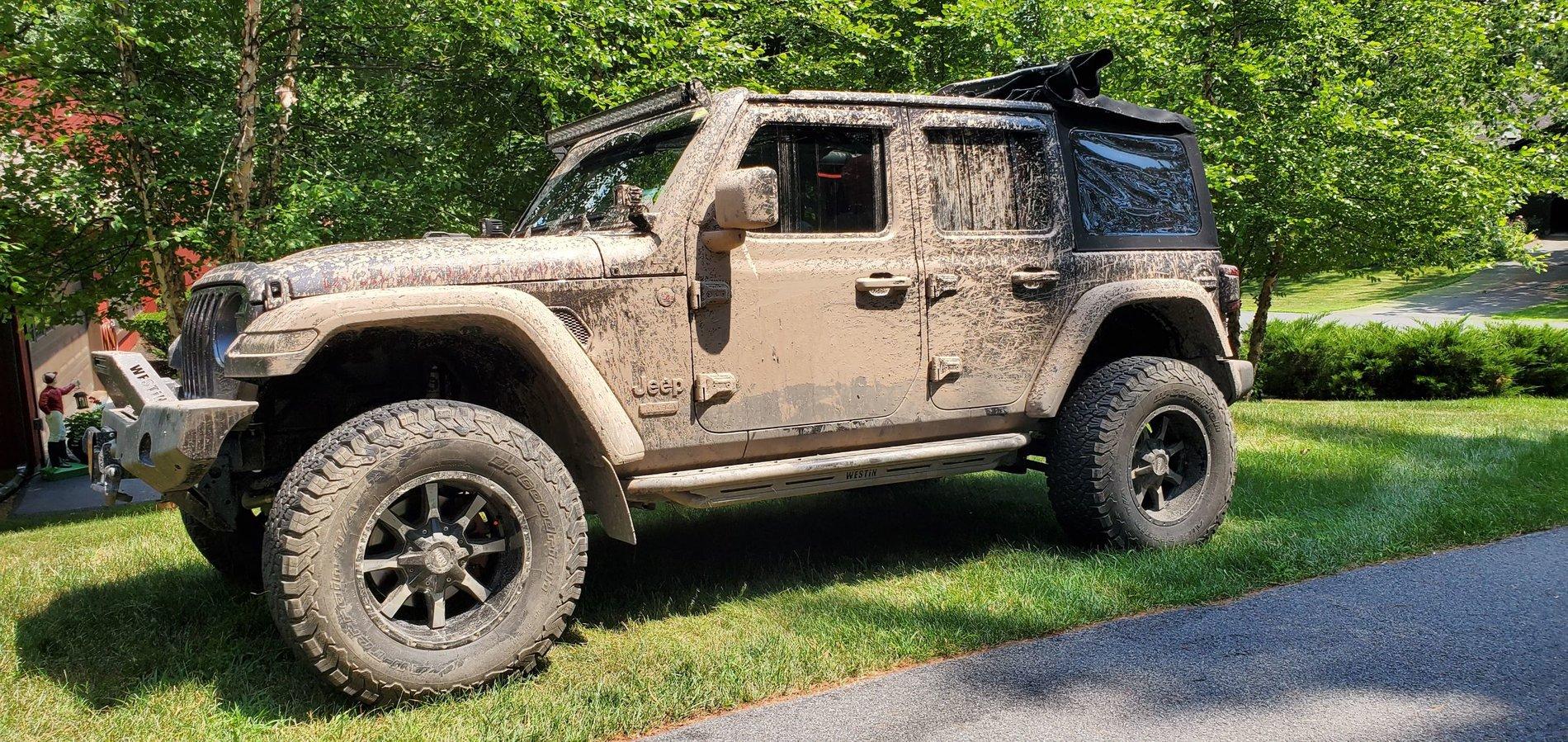 Jeep Wrangler JL Cleaning Mud off the engine by spraying water Resized_20190714_134935