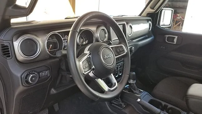 Jeep Wrangler JL Bold JL Firecracker Red Interior JL-stock-interior
