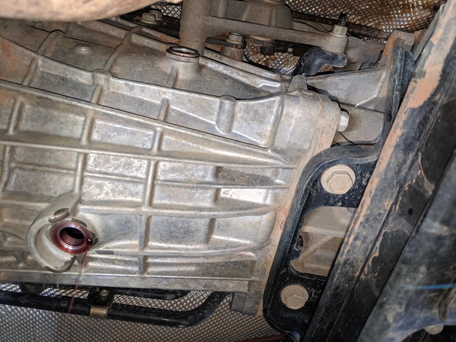 Jeep Wrangler JL Oil drips from transmission R0uFbKZ