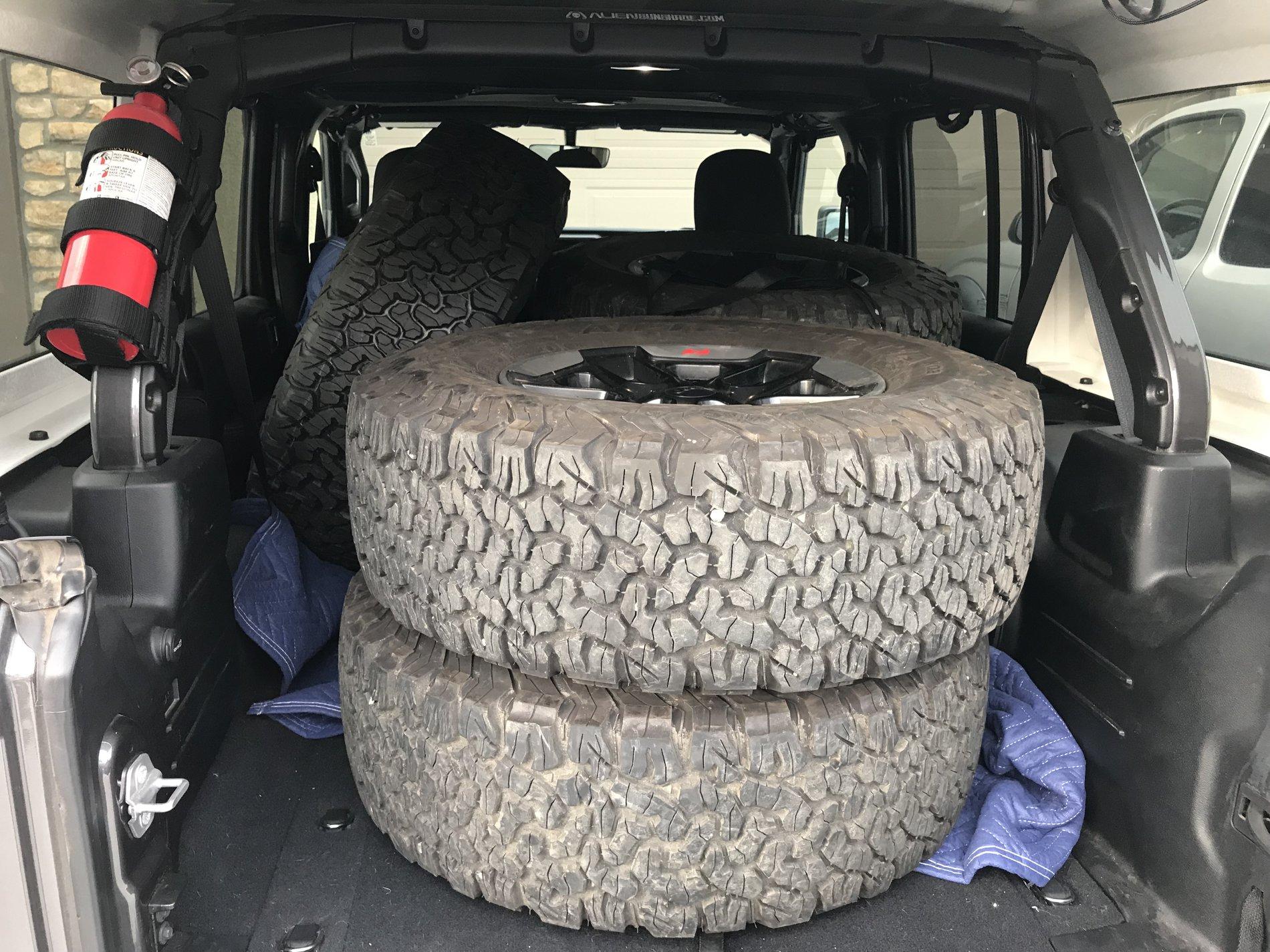 Jeep Wrangler JL Carrying 5 tires 9233877F-7F65-436F-9422-D784824F259E