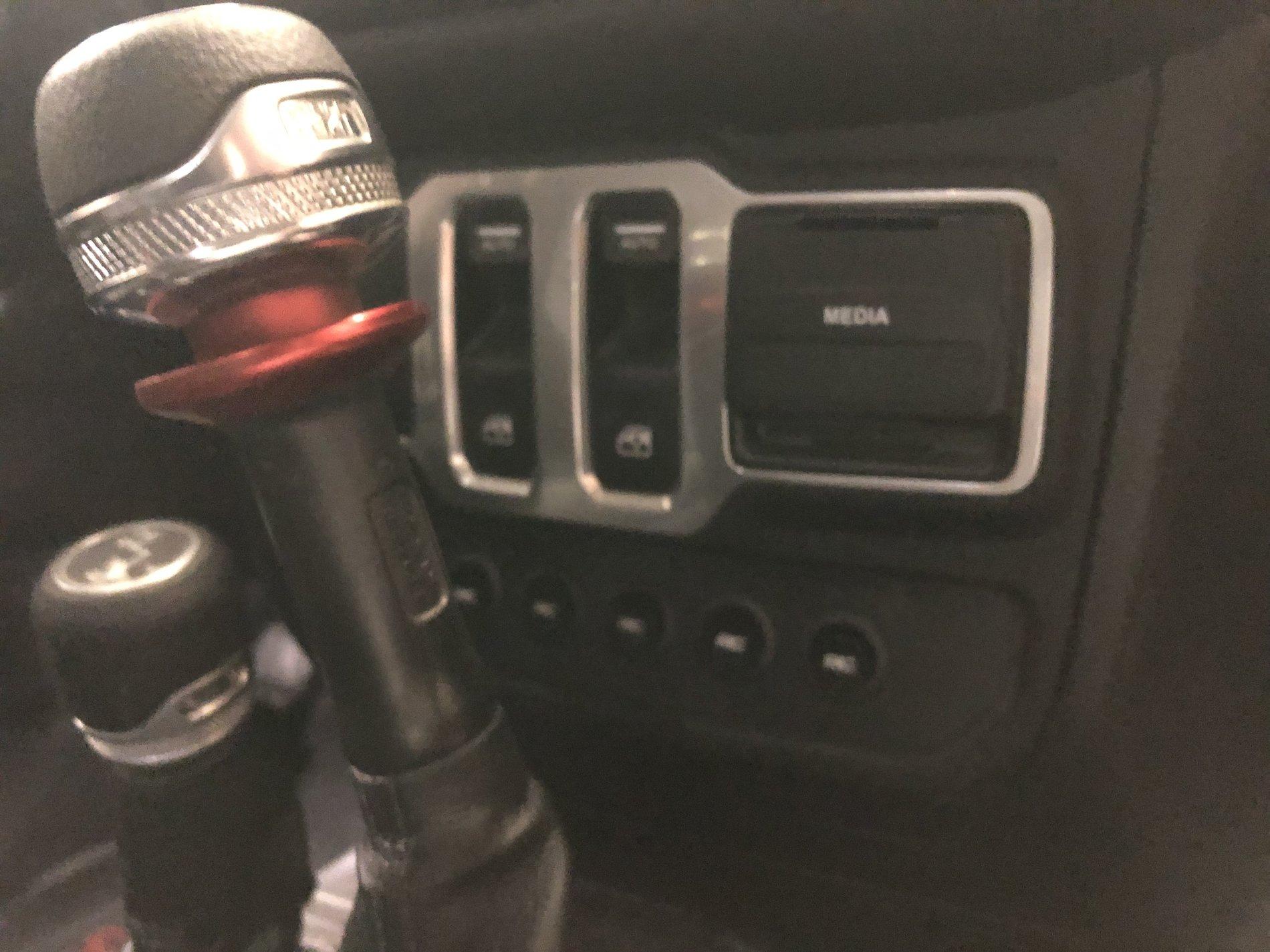 Jeep Wrangler JL Aux Switch location 0033EC15-EFE4-4164-92AC-979248A61CF4