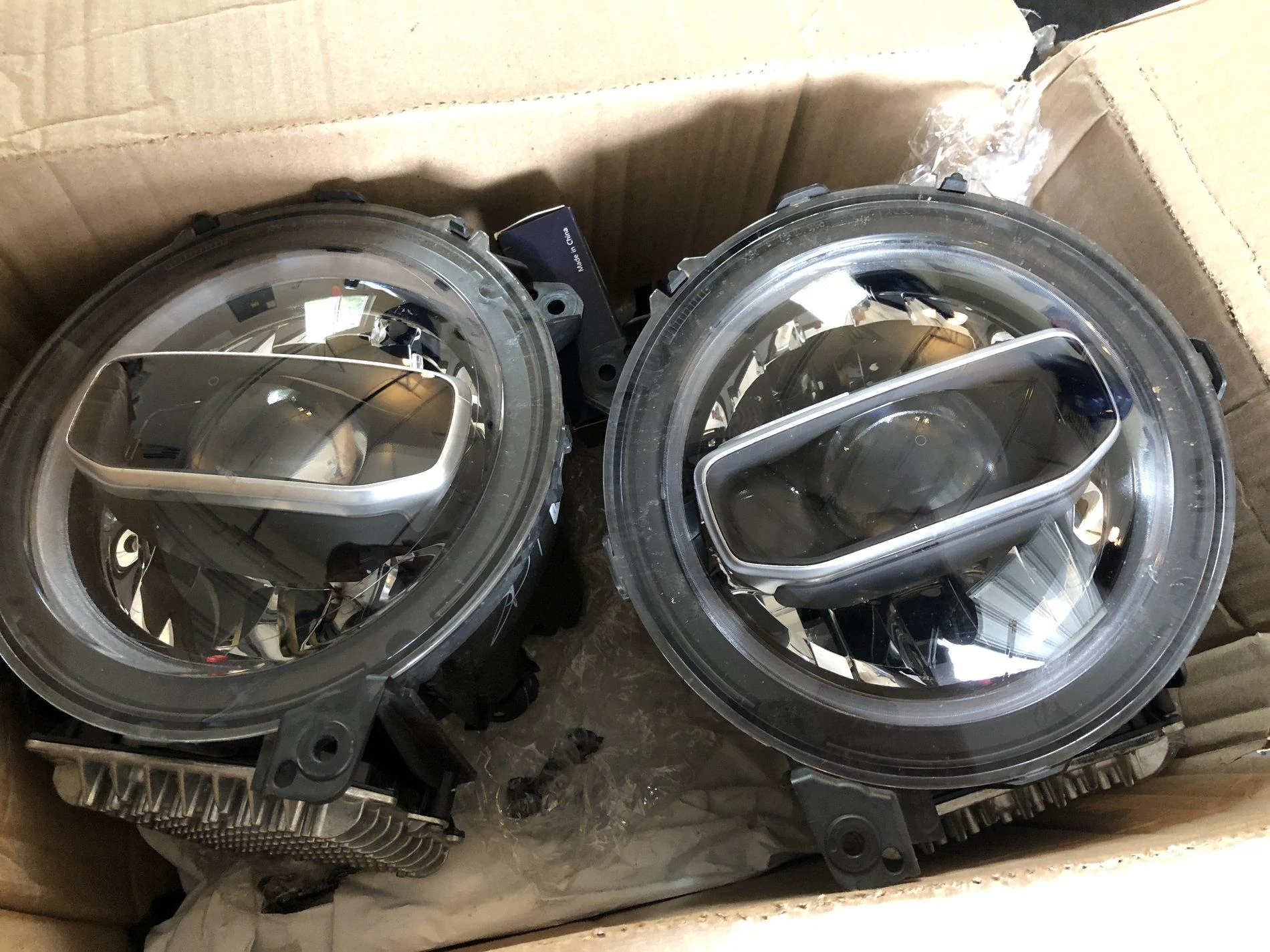 Jeep Wrangler JL OEM LED Headlight Assemblies 867406DA-E248-4024-8283-CB4445E4EF33