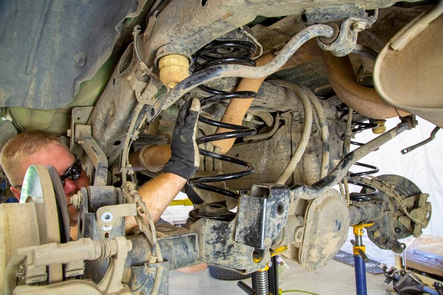 Jeep Wrangler JL 2" Rancho Lift Kit How-To install-rear-rancho-coil-jl