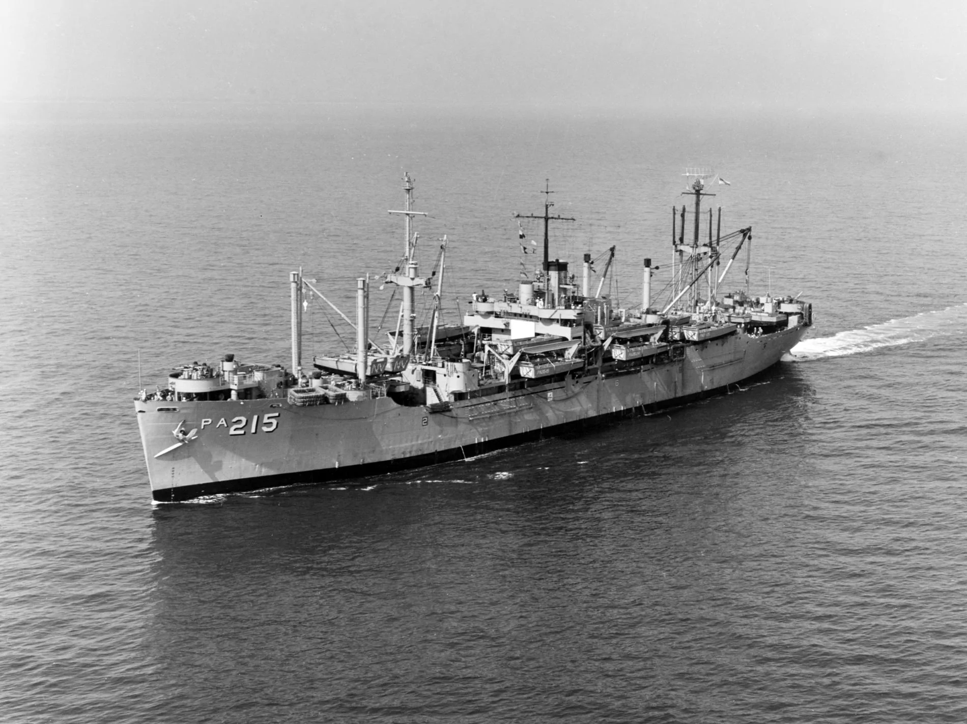 Navarro_%28APA-215%29_underway_off_Norfolk%2C_Virginia_%28USA%29%2C_circa_in_1964_%28NH_66831...webp