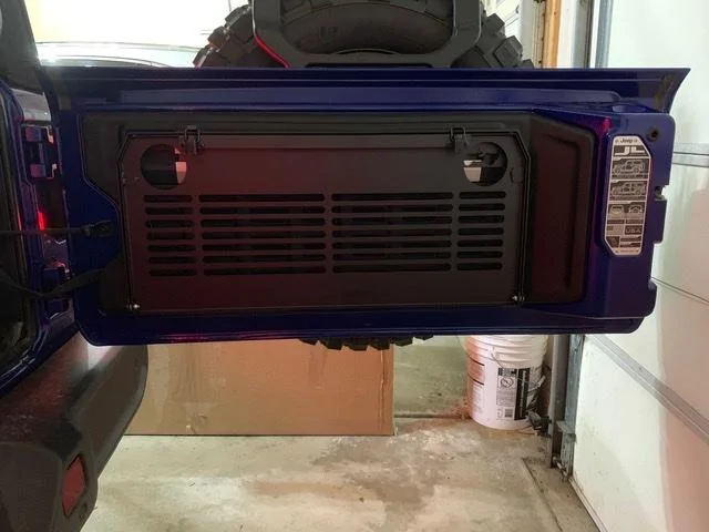Jeep Wrangler JL Tail gate table with trail management system 0053AEFF-7950-4725-8CEF-658EC9C41586
