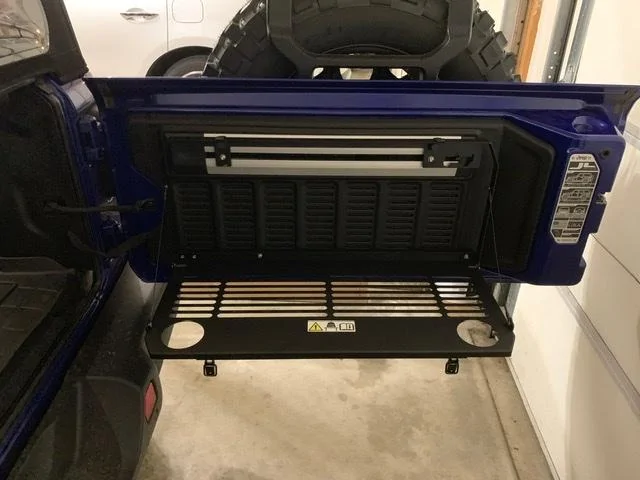 Jeep Wrangler JL Tail gate table with trail management system 91947918-A719-49EA-A475-5E1E353BEC7C