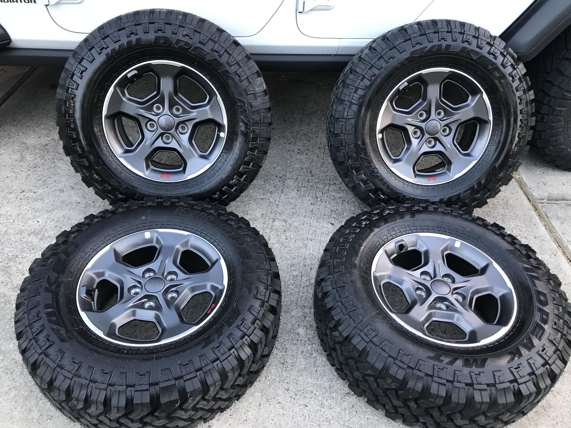 Jeep Wrangler JL Mopar Rubicon wheels 20D8C98E-0C15-4996-8B69-0CD9BB522AAE
