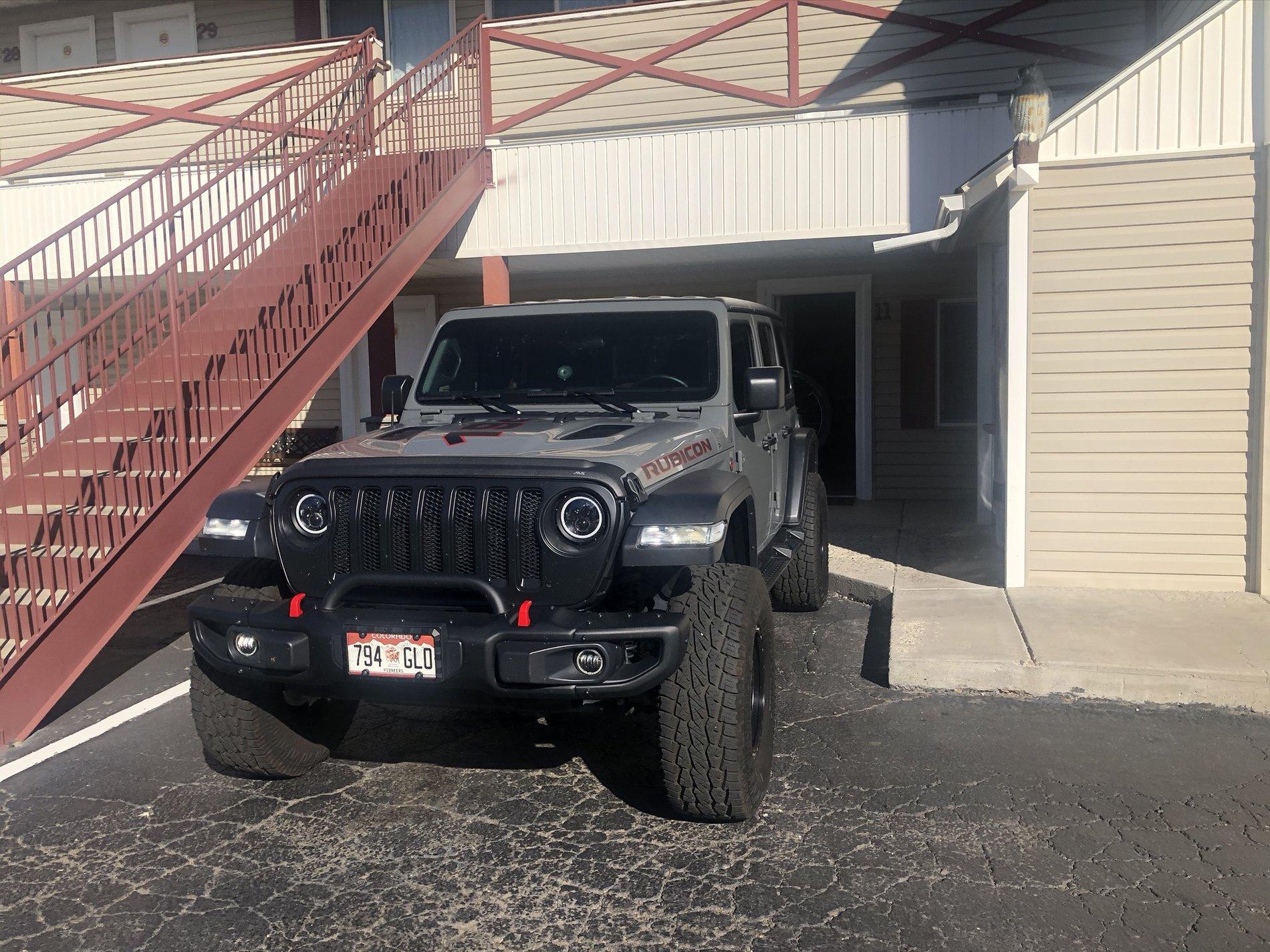Jeep Wrangler JL Mopar Satin Black Grill B0B9DD3F-2504-4258-B048-38ED4B83F354