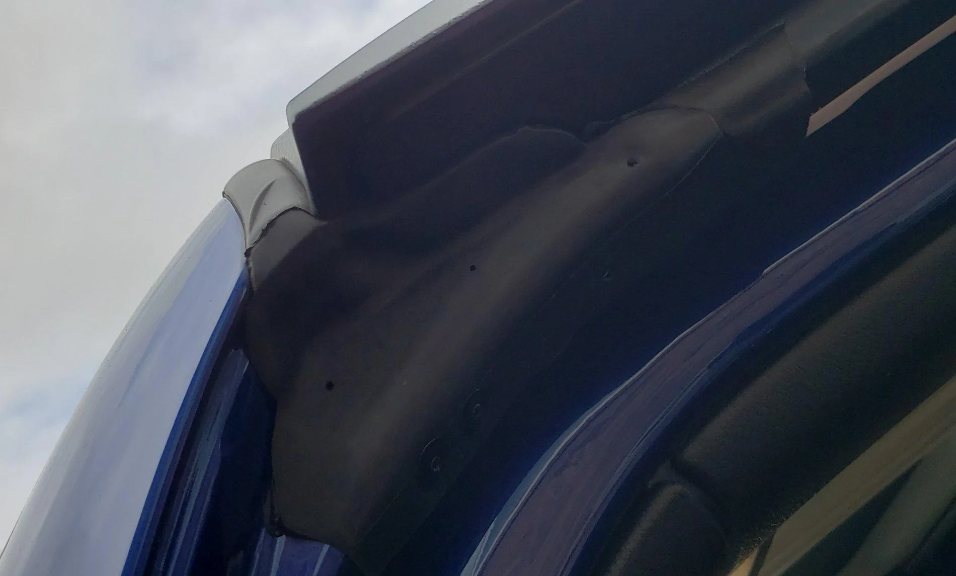 Jeep Wrangler JL Gap between freedom hardtop and frame rubber (only driver side) 20191026_141108