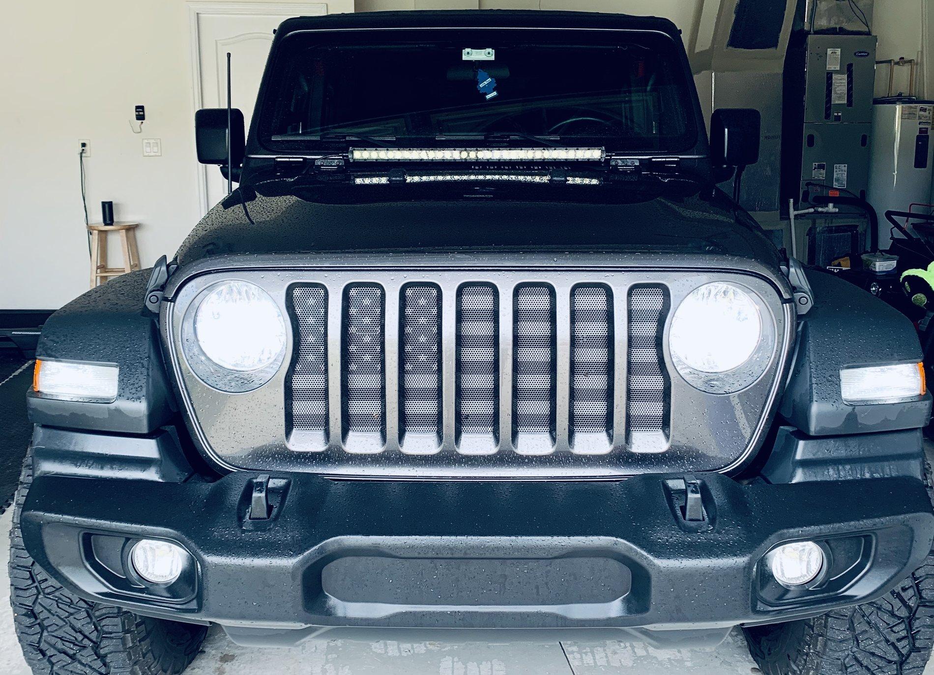 Jeep Wrangler JL ANYONE ELSE GETTING FLASHED WITH NON LED HEAD LIGHTS? 15952776-C013-429A-A0CE-C4113A25303E