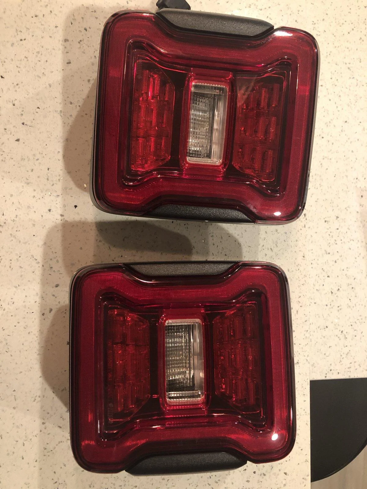 Jeep Wrangler JL OEM LED tail lights HsHNY5y6SA6KqFx+m24nVA