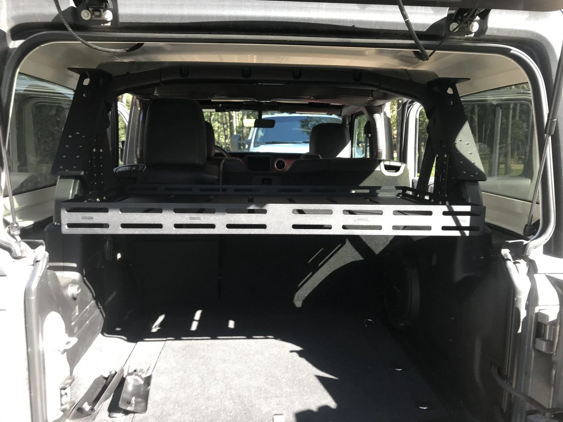 Jeep Wrangler JL Storage shelf attached to roll bar 2B3184C6-47B6-4494-8DDB-8B768BF6E74E