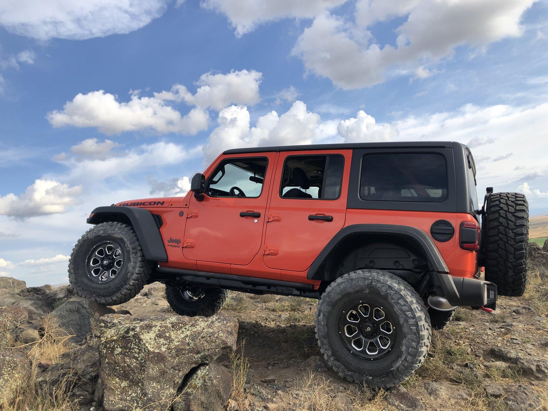 Jeep Wrangler JL 17x9 +12 offset wheels 97039604-F514-4A97-B441-5620778CCA17