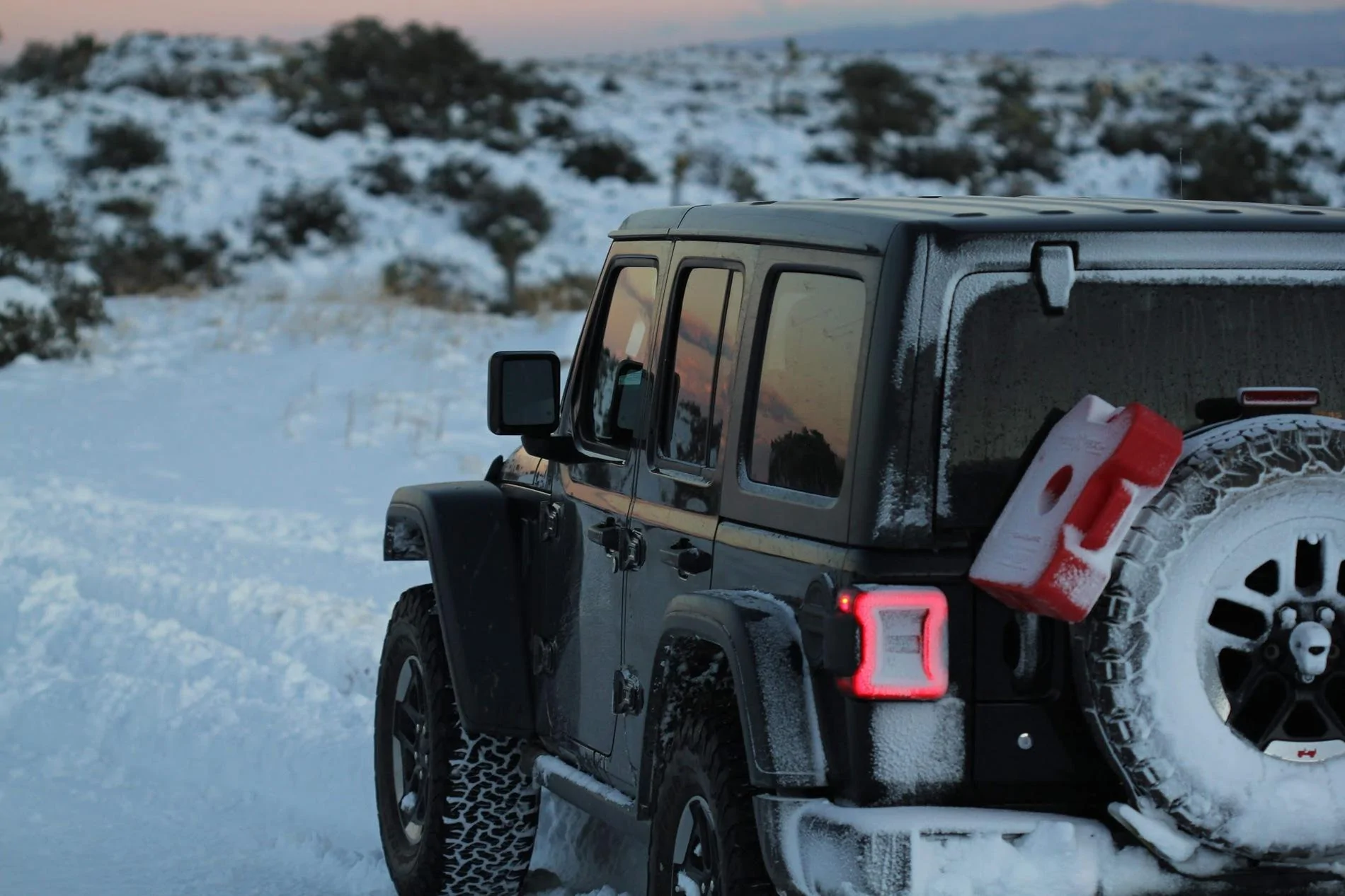 Jeep Wrangler JL Rotopax dented my door ayePV6H