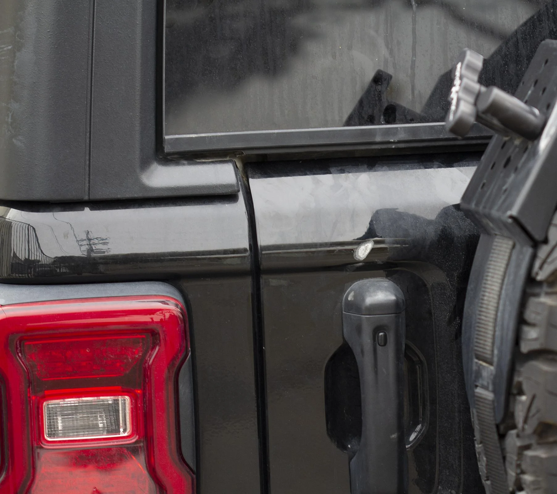 Jeep Wrangler JL Rotopax dented my door fpzI3pa