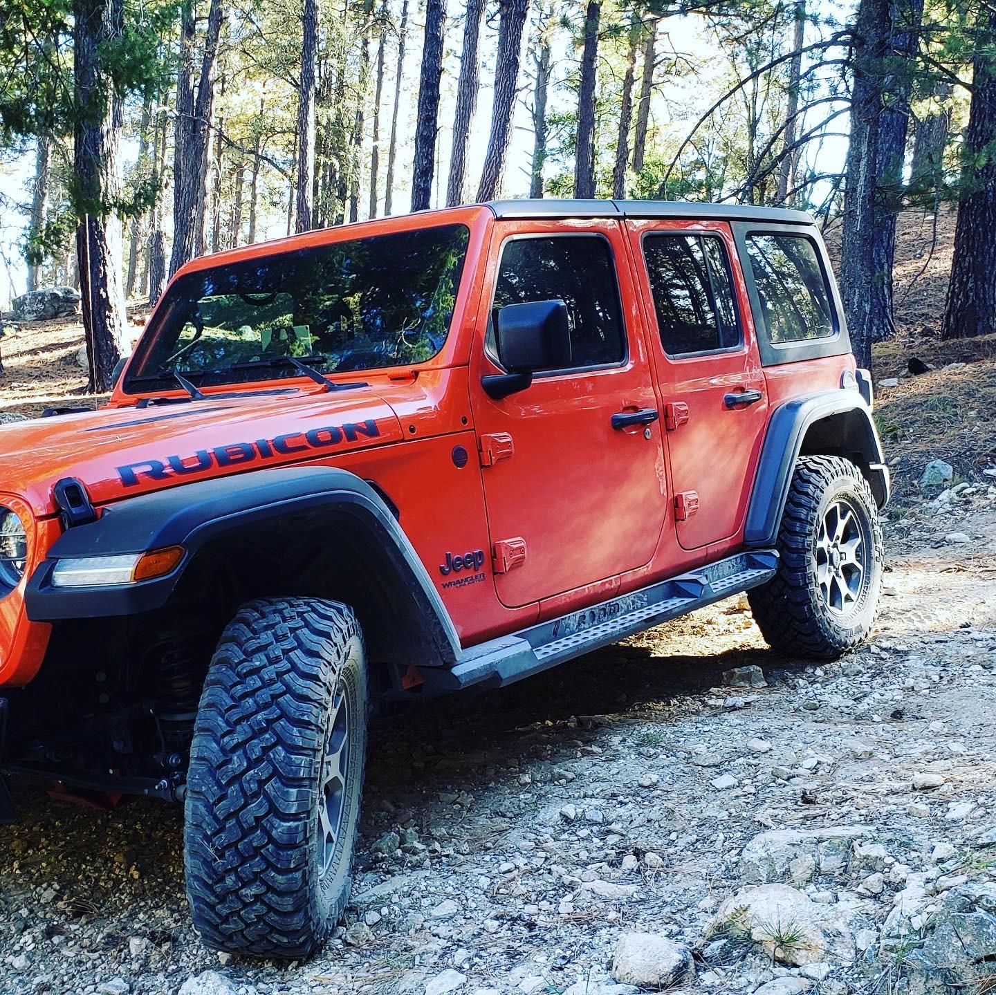 Jeep Wrangler JL Rocker Panel protection w/steps 2765B9D6-8E2D-4D52-AFDD-EFC0B8E25EE4