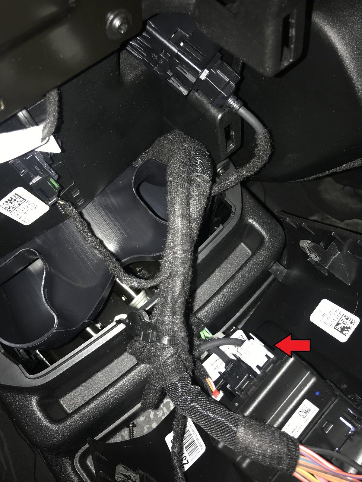 Jeep Wrangler JL 2nd USB in center console IMG_2736.JPG