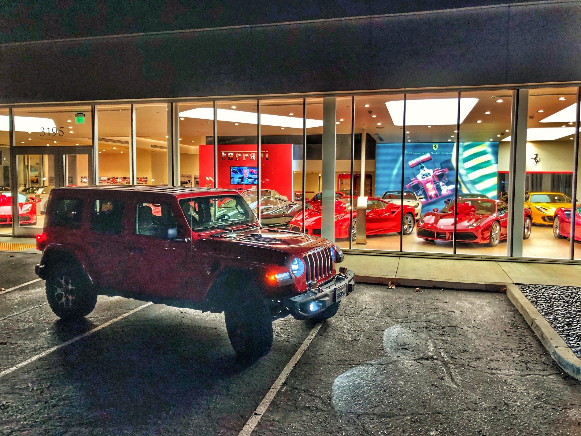 Jeep Wrangler JL Hanging with friends 8F5644A3-216B-48CE-BA22-B186178F2C3A