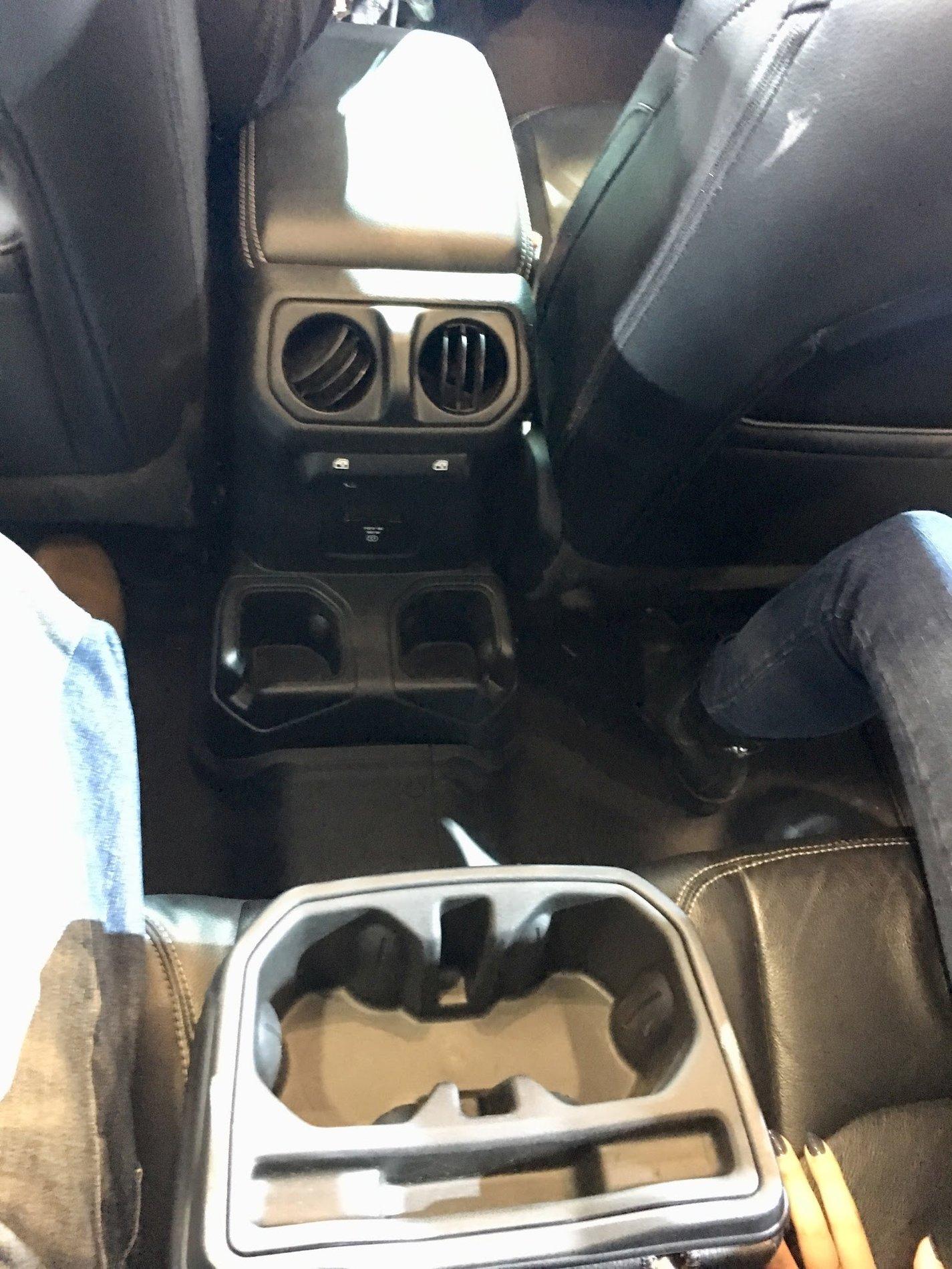 Jeep Wrangler JL Opinion on Rear Cup holders with leather seats! IMG_5274.JPG