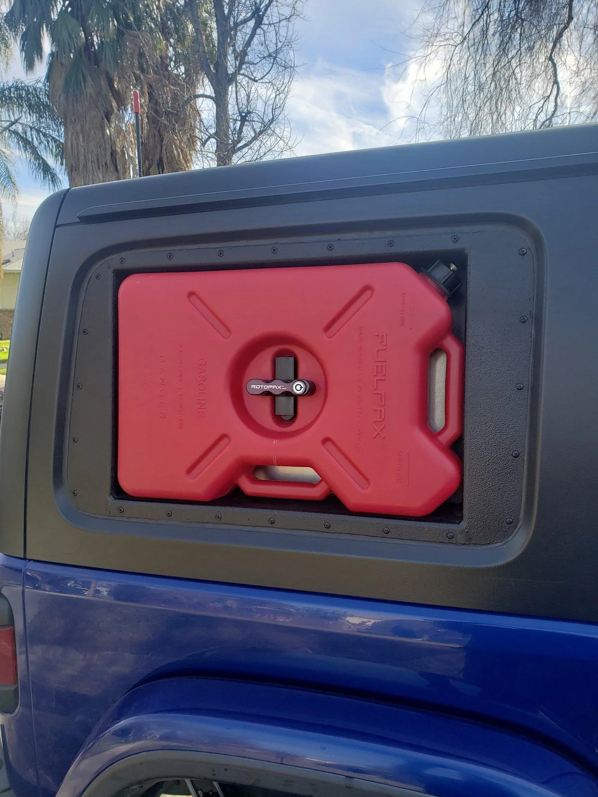 Jeep Wrangler JL Vented gas cap test for Rotopax cans 15784253607918841549783792051726