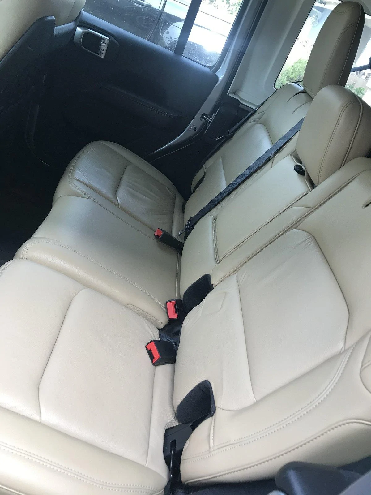 Jeep Wrangler JL How does the tan interior age? BBB28E5C-61AC-49AB-BAC0-D248A69FF652