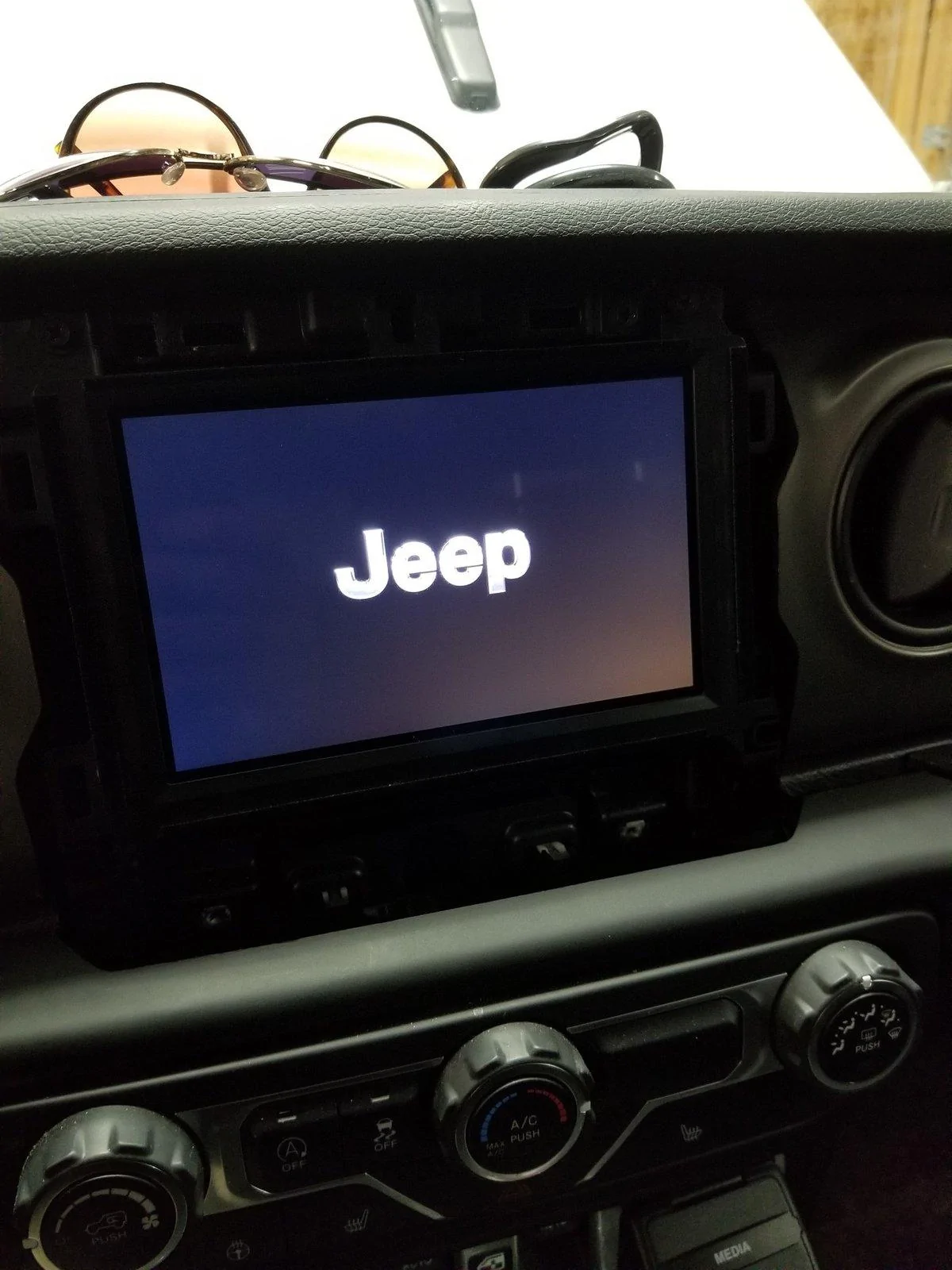 Jeep Wrangler JL Cheap uconnect 7" with issues 20200303_192151-1512x2016