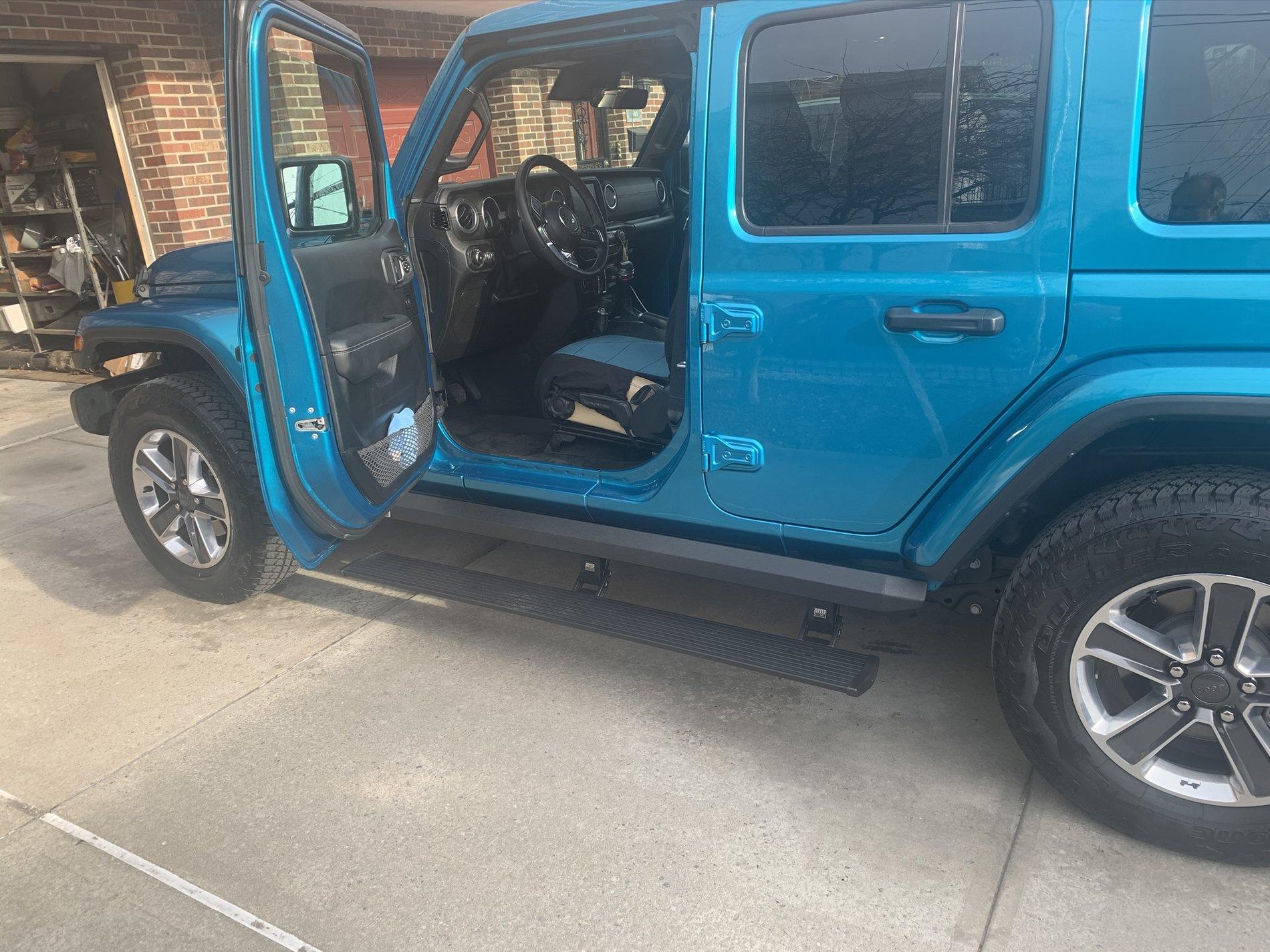 Jeep Wrangler JL Amp side steps reveal bottom pinch weld 67B2EE30-1740-467E-AFDD-596860C7C328