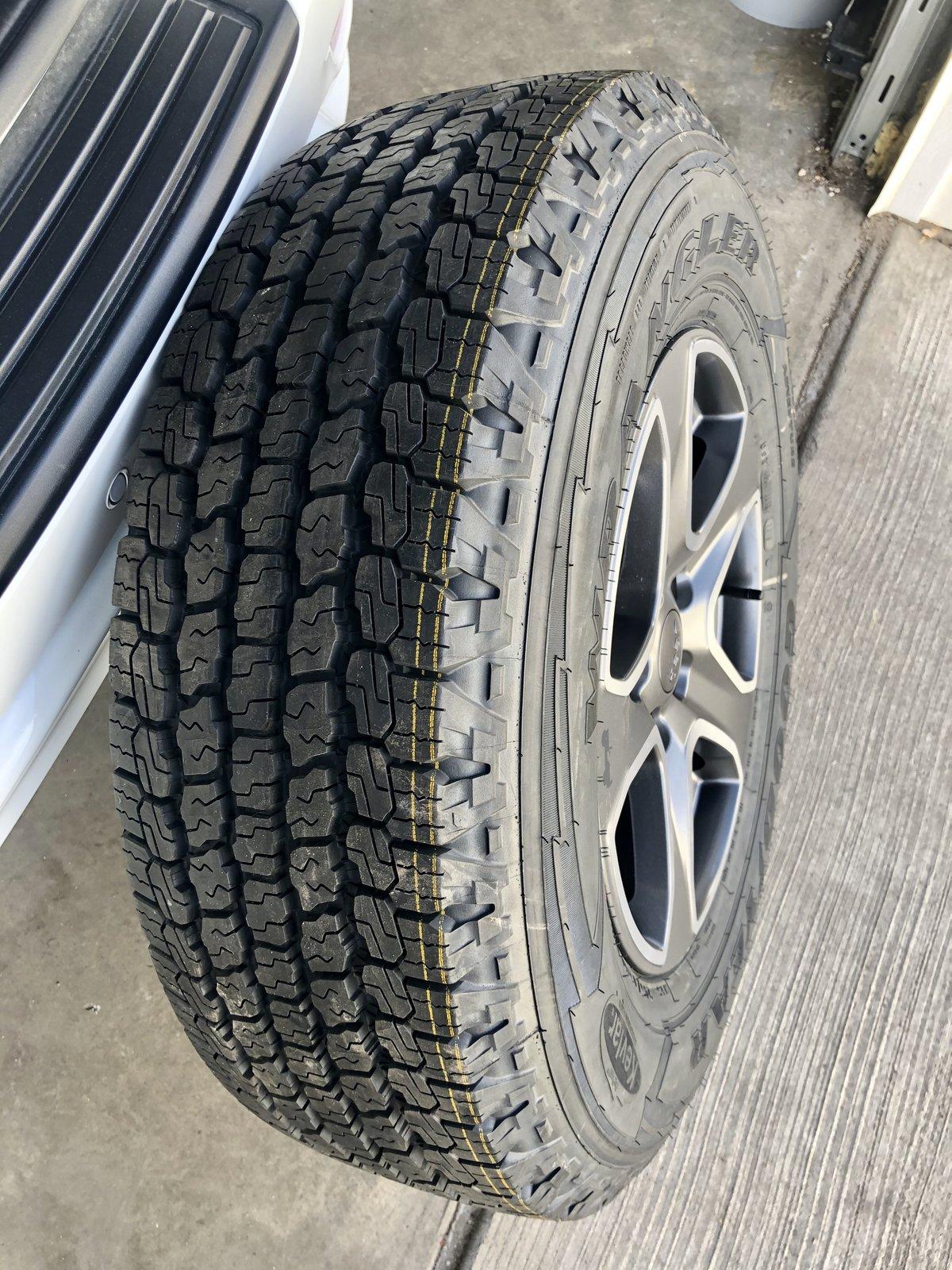 Jeep Wrangler JL Upgraded wheels / tires (5) 391C5501-9F28-46C6-95FC-24DF71450019