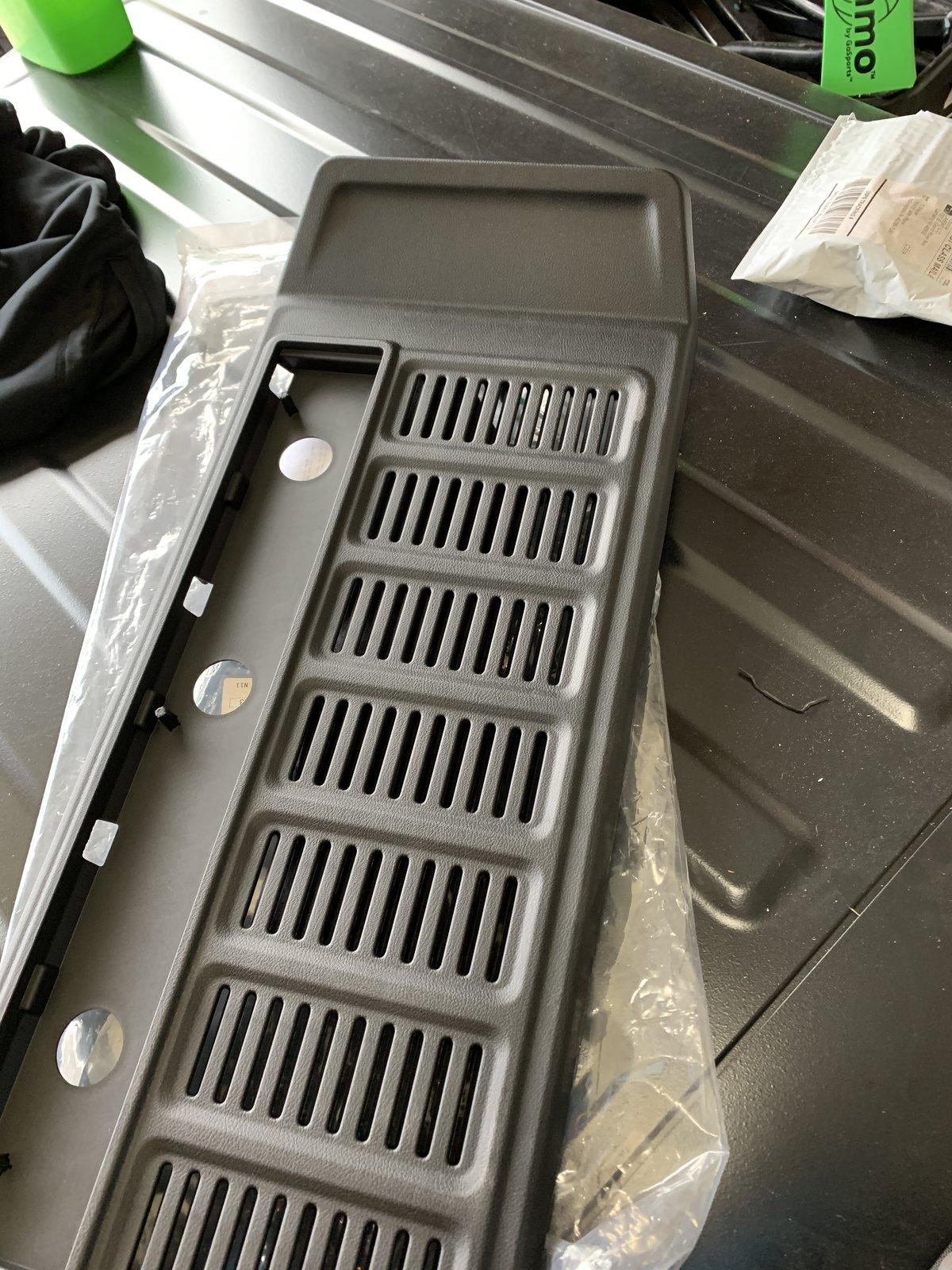 Jeep Wrangler JL Tailgate interior panel 9C7EE040-83CD-46C3-9EEB-BDE4C553A868