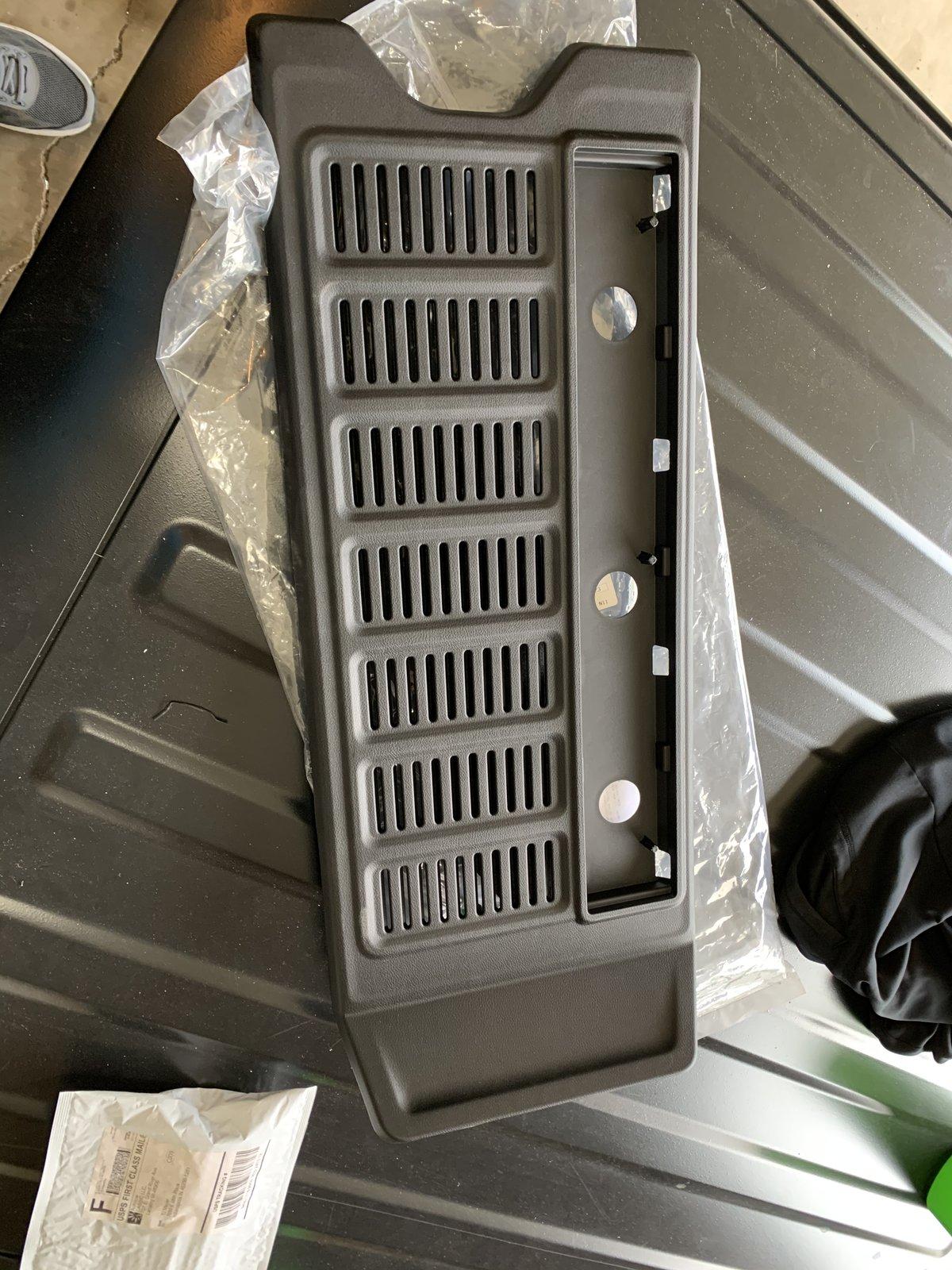 Jeep Wrangler JL Tailgate interior panel 3EC08228-F563-41A3-A735-676A18F271E3