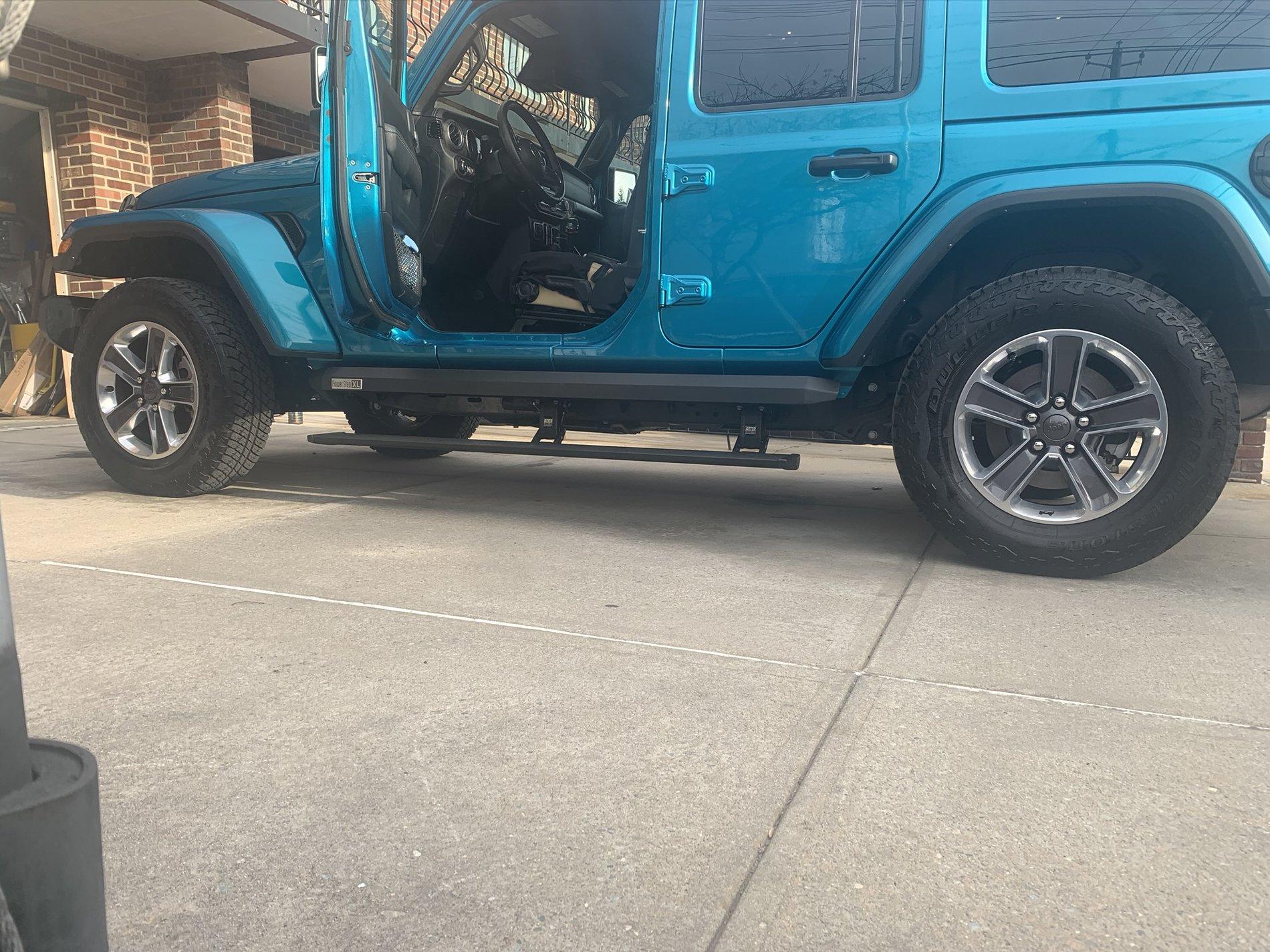 Jeep Wrangler JL Powered side steps B0C7E096-FFF5-4FEE-9F60-F4DF6A8850E6