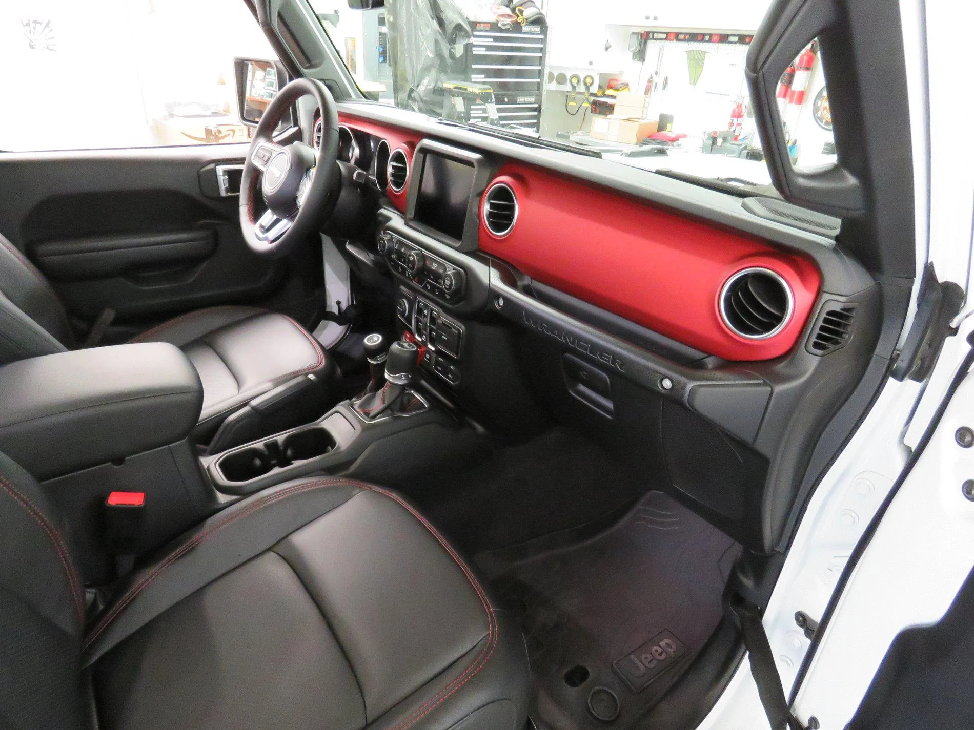 Jeep Wrangler JL Red Dash Trim Removal / Replacement IMG_5344
