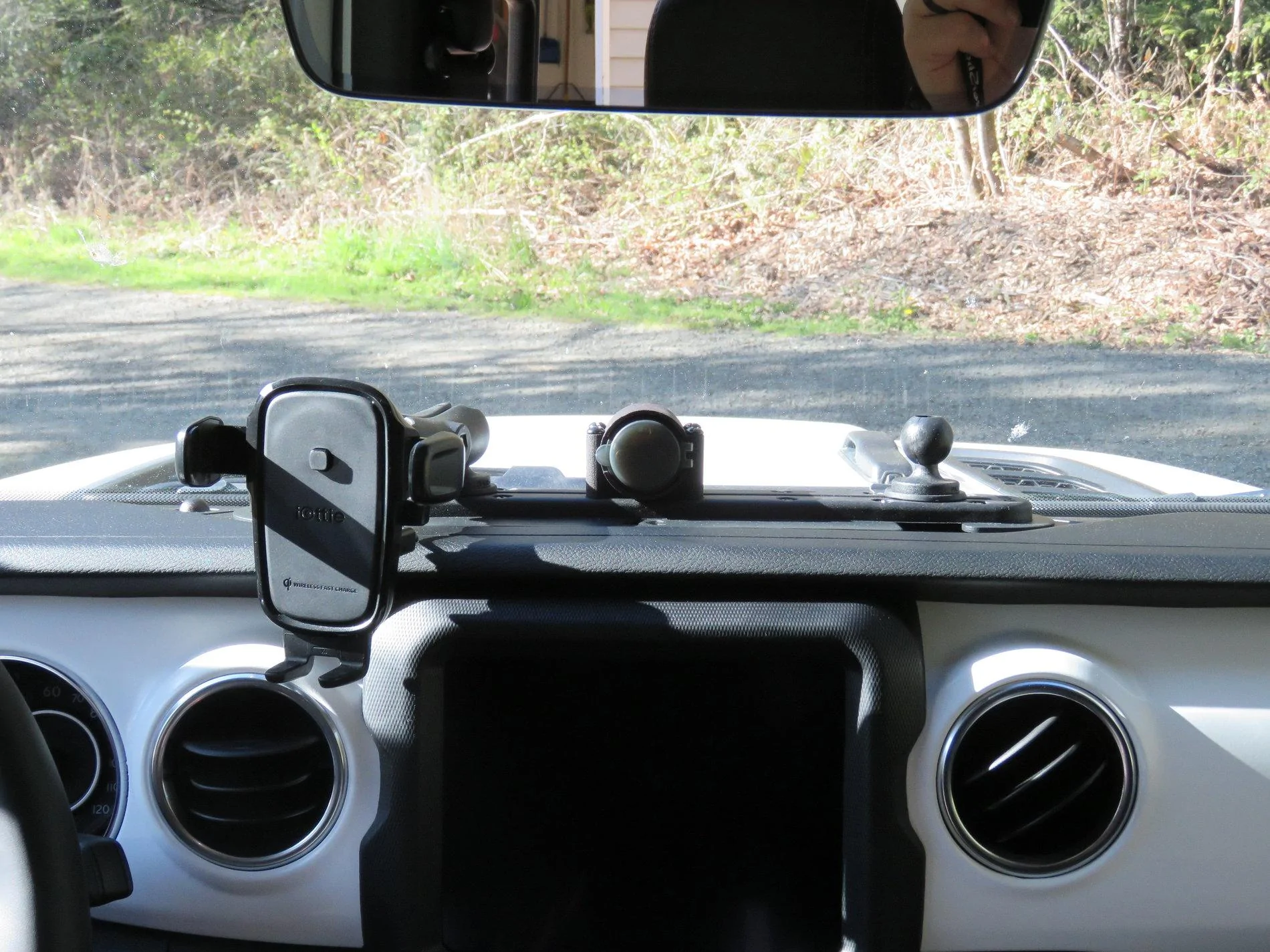 Jeep Wrangler JL Dash Accessory Dock with Custom USB Outlet IMG_5420