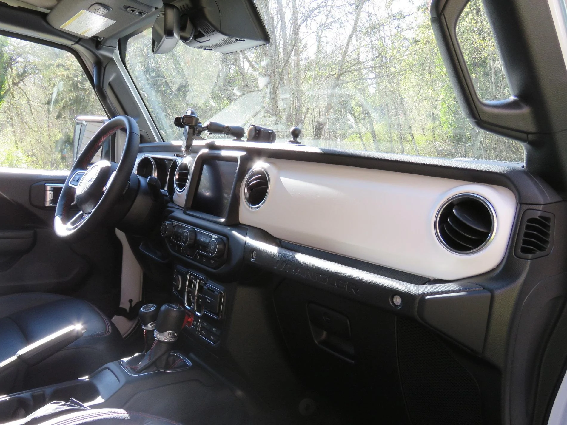 Jeep Wrangler JL Dash Accessory Dock with Custom USB Outlet IMG_5424
