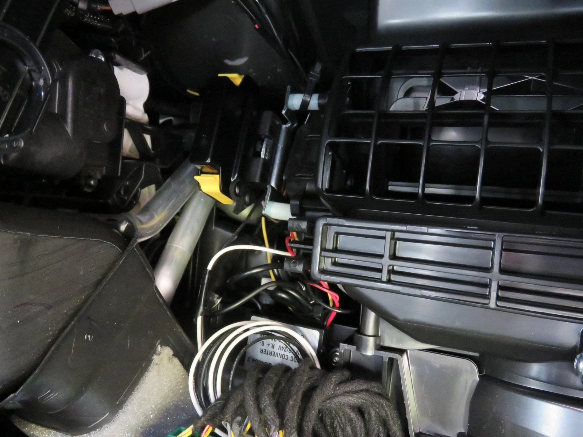 Jeep Wrangler JL Dash Accessory Dock with Custom USB Outlet IMG_5425