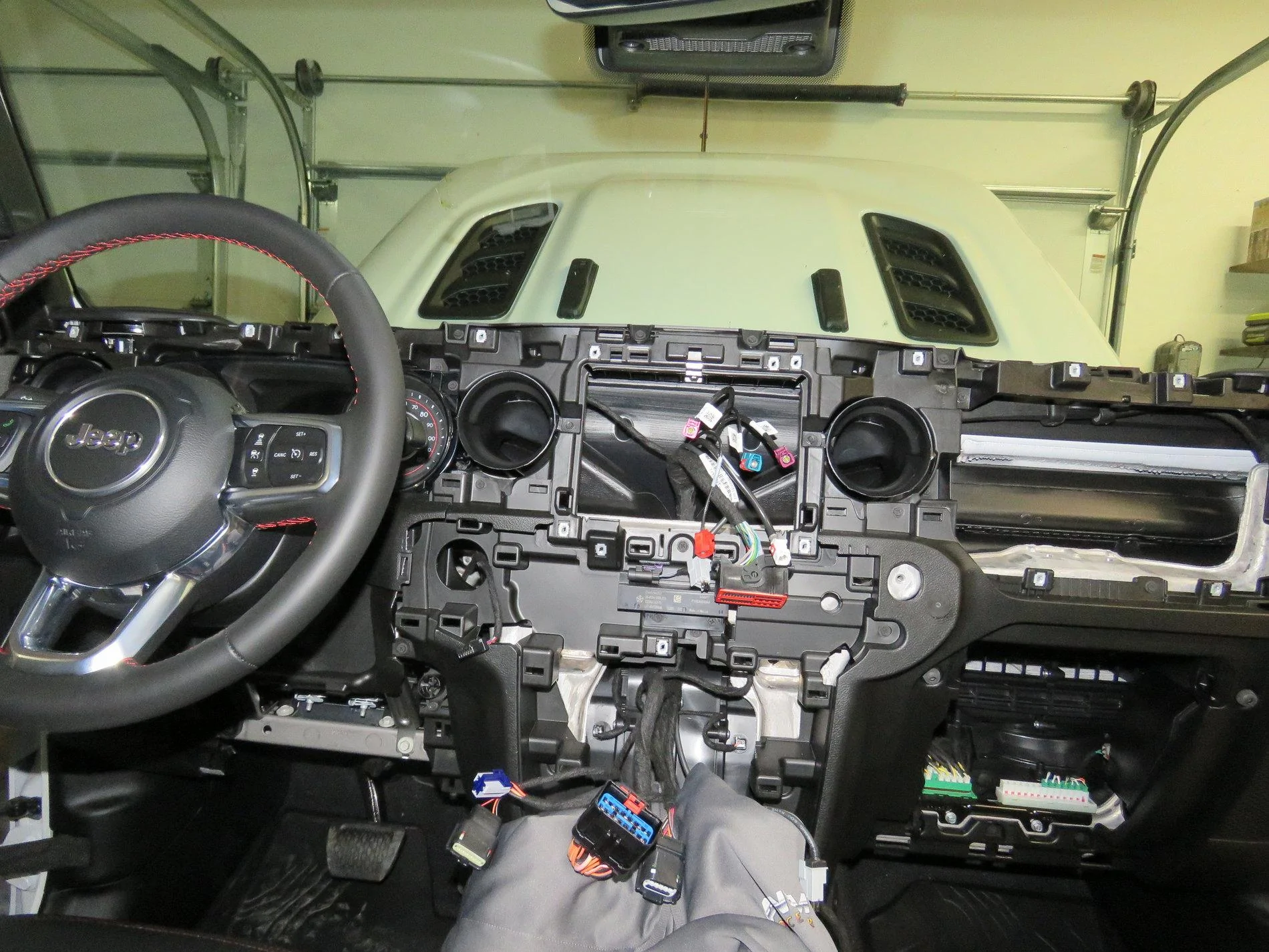 Jeep Wrangler JL Dash Accessory Dock with Custom USB Outlet IMG_5410