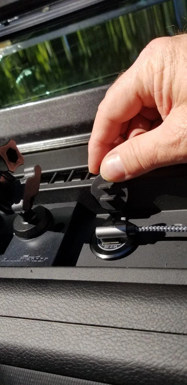 Jeep Wrangler JL DIY: Add USB Port into Upper Dash Tray 20200418_152423