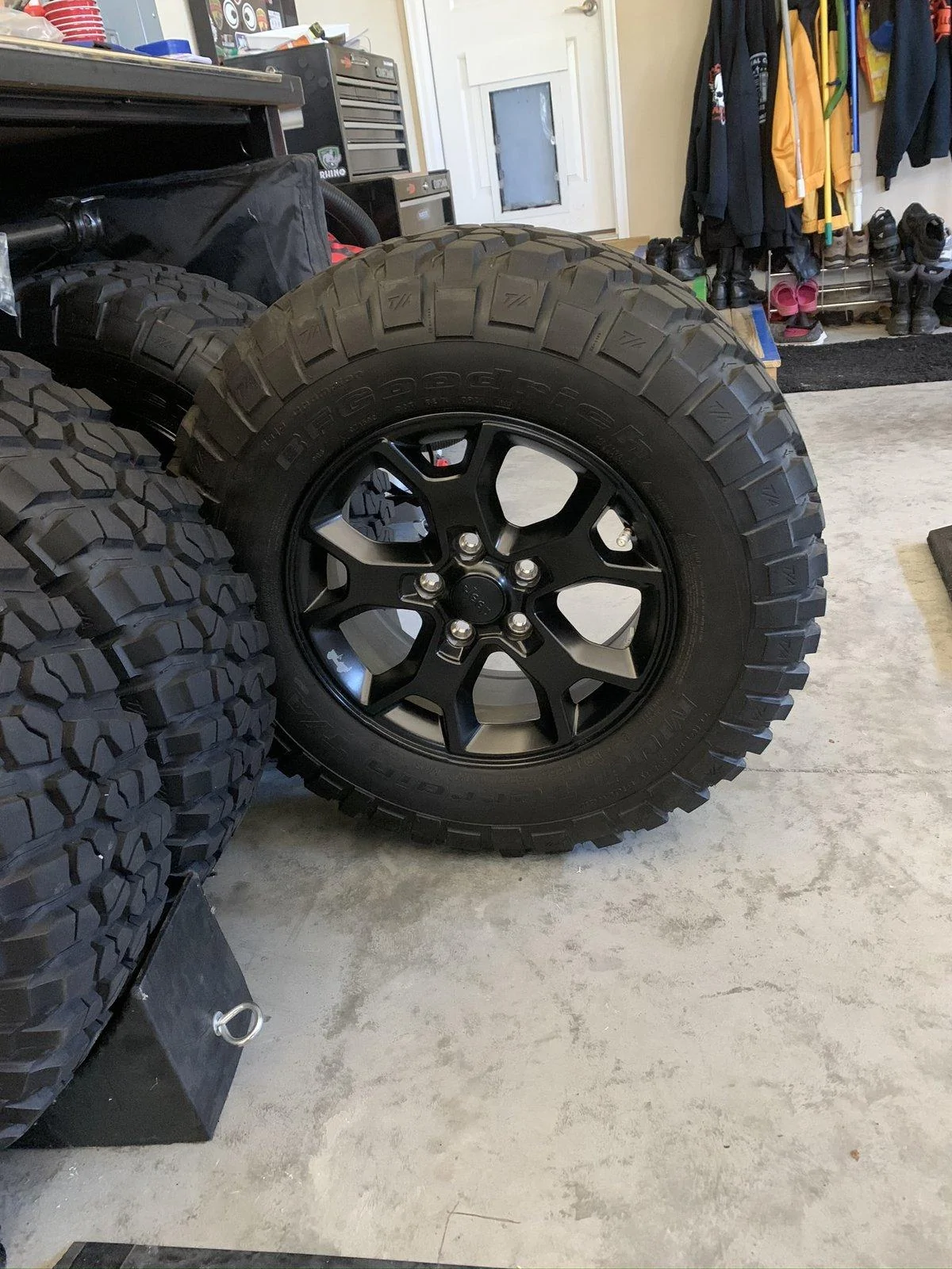 Jeep Wrangler JL Black MOAB wheels with 255/75 r17 KM2 B1AA0215-F81C-4864-B3E5-317AF3F52EC1