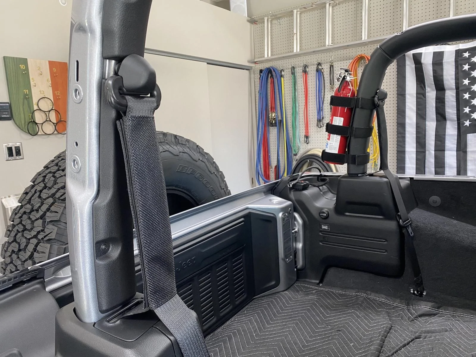 Jeep Wrangler JL Flapping rear seat belts on 2dr solution. IMG_8167