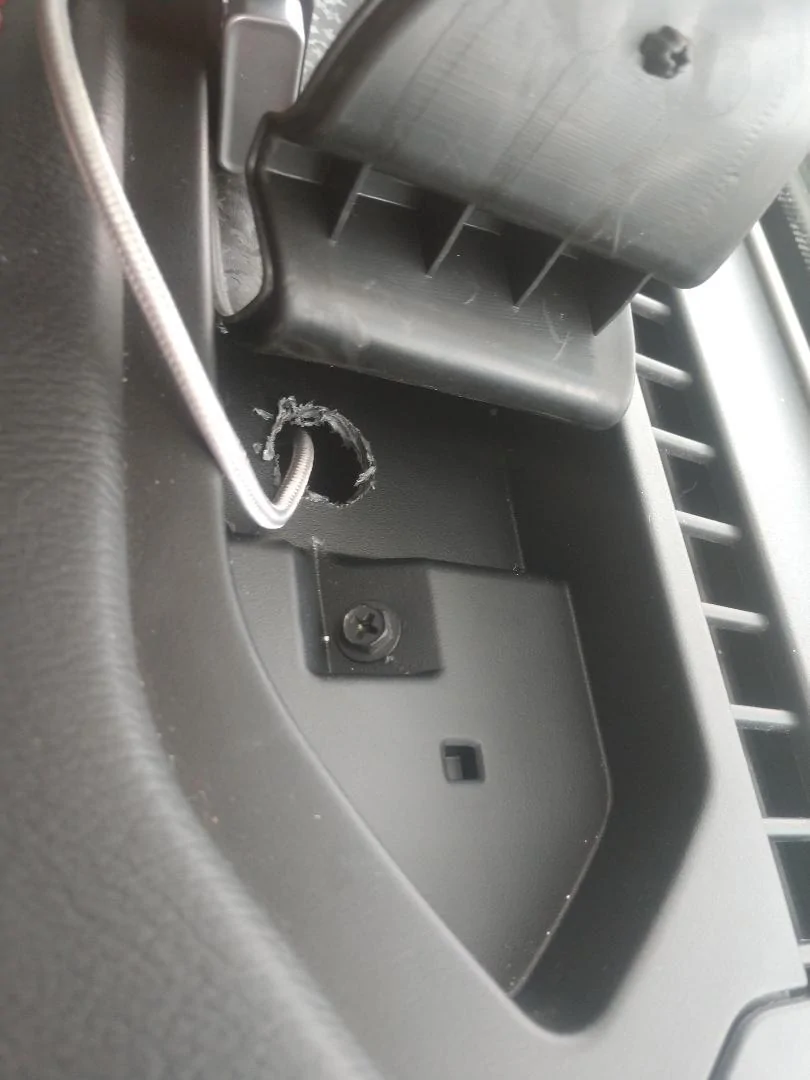 Jeep Wrangler JL DIY: Add USB Port into Upper Dash Tray jeepusb4