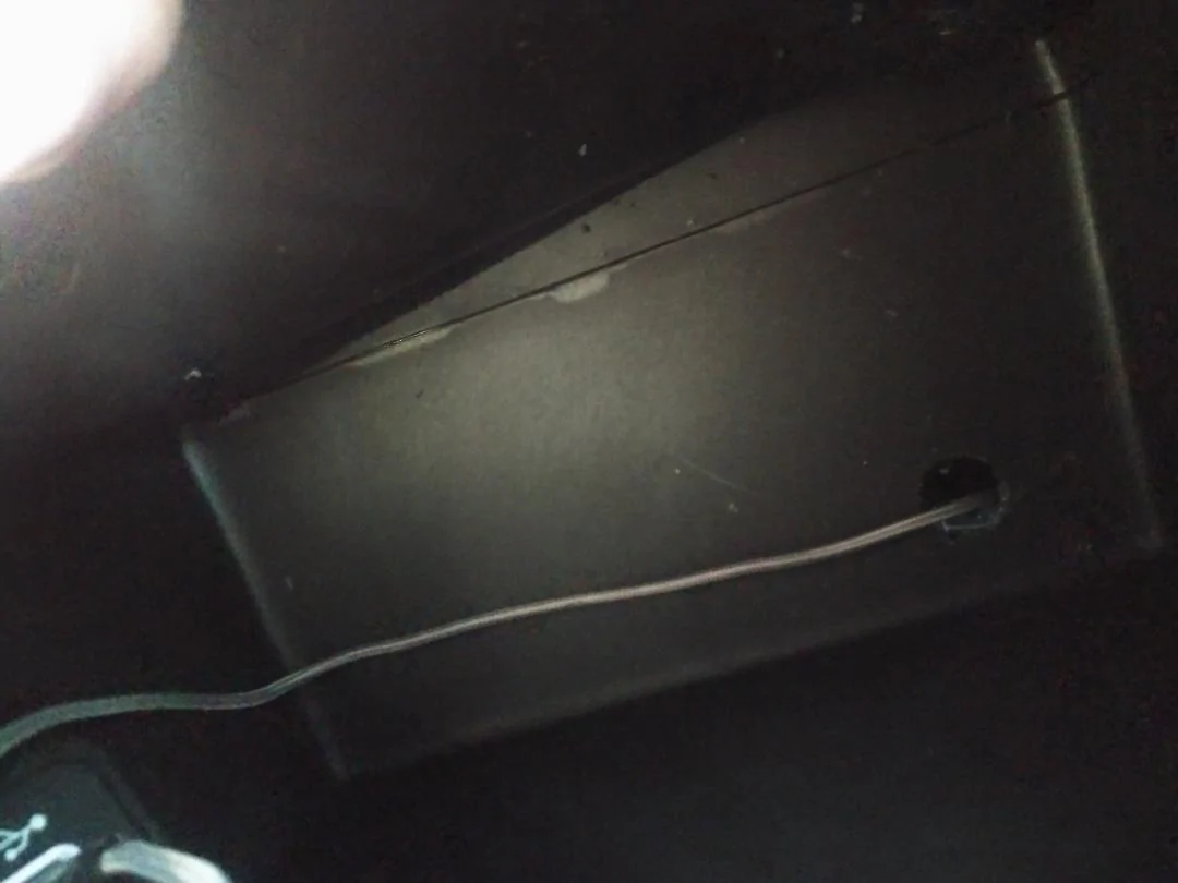 Jeep Wrangler JL DIY: Add USB Port into Upper Dash Tray jeepus